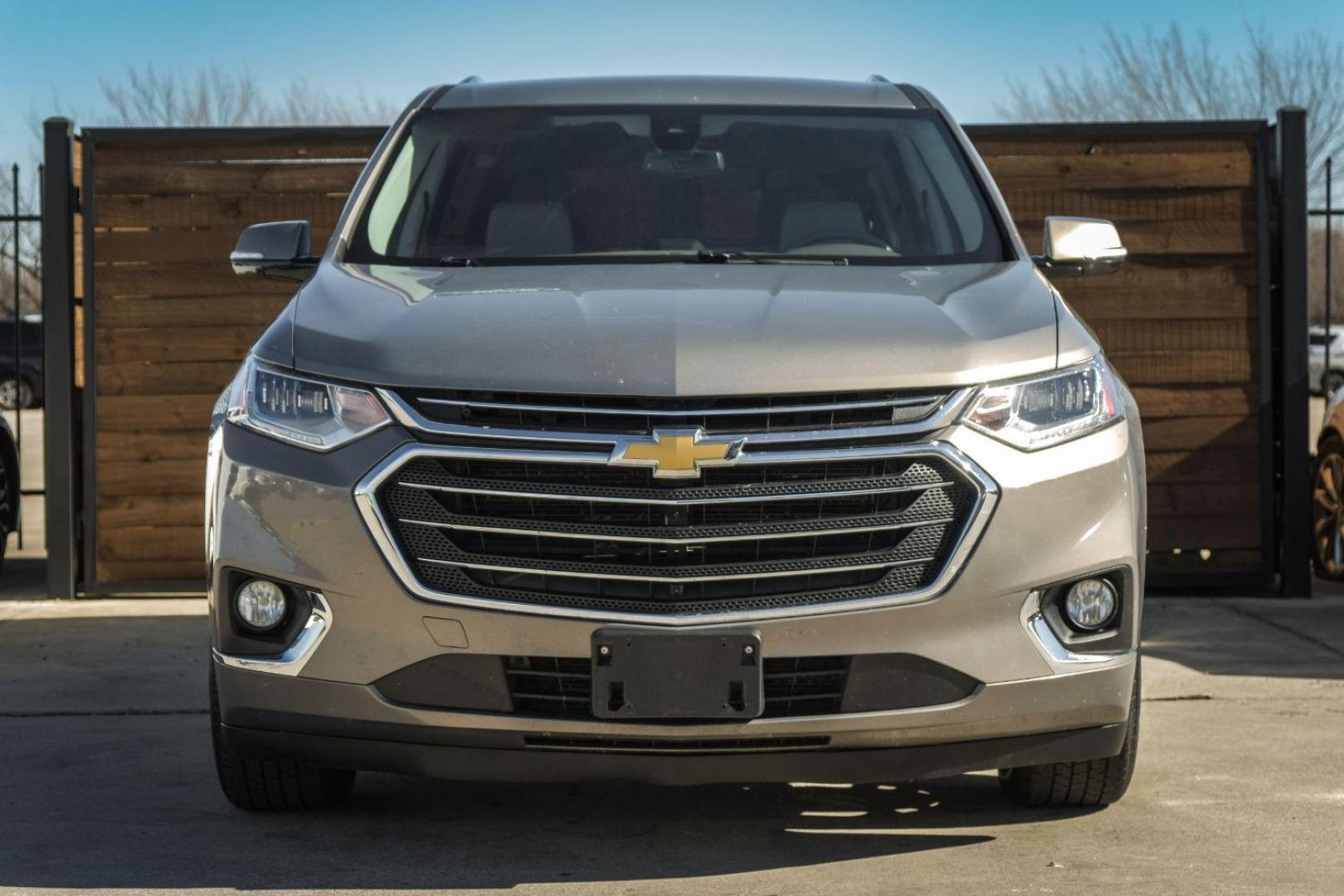 2019 GRAY Chevrolet Traverse Premier FWD (1GNERKKW5KJ) with an 3.6L V6 DOHC 24V engine, 9-Speed Automatic transmission, located at 2401 E Main St., Grand Prairie, TX, 75050, (972) 262-4440, 32.748981, -96.969643 - Photo#2