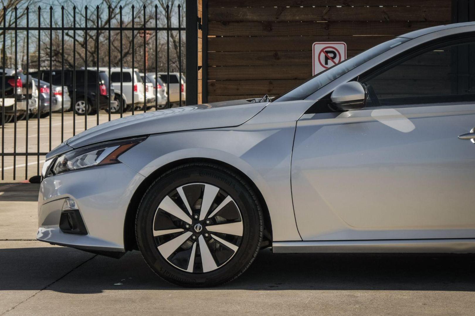 2020 SILVER Nissan Altima 2.5 SL (1N4BL4EV4LC) with an 2.5L L4 DOHC 16V engine, Continuously Variable Transmission transmission, located at 2401 E Main St., Grand Prairie, TX, 75050, (972) 262-4440, 32.748981, -96.969643 - Photo#9