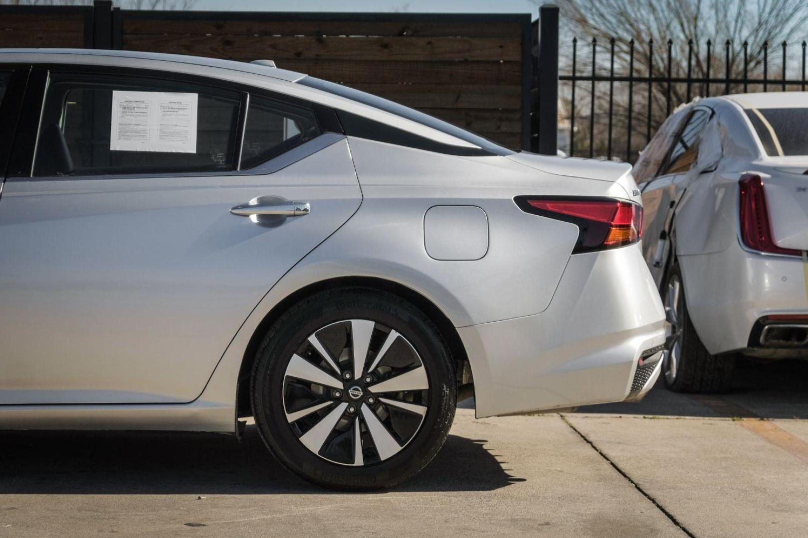 2020 SILVER Nissan Altima 2.5 SL (1N4BL4EV4LC) with an 2.5L L4 DOHC 16V engine, Continuously Variable Transmission transmission, located at 2401 E Main St., Grand Prairie, TX, 75050, (972) 262-4440, 32.748981, -96.969643 - Photo#10