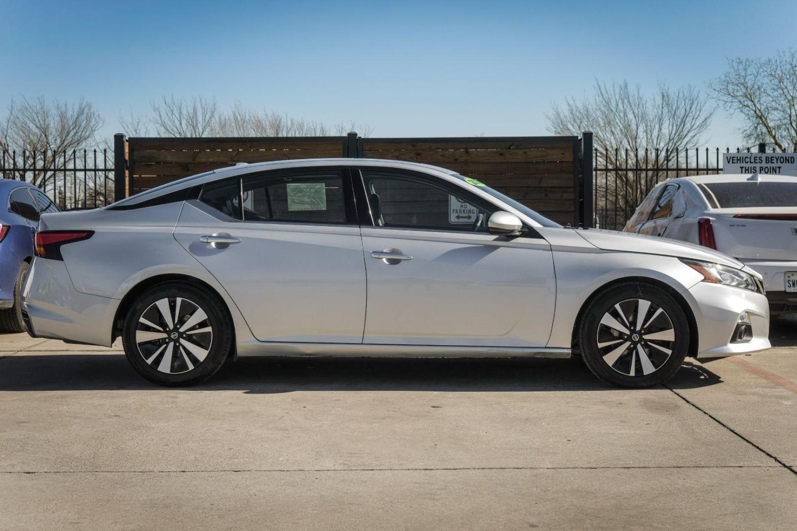 2020 SILVER Nissan Altima 2.5 SL (1N4BL4EV4LC) with an 2.5L L4 DOHC 16V engine, Continuously Variable Transmission transmission, located at 2401 E Main St., Grand Prairie, TX, 75050, (972) 262-4440, 32.748981, -96.969643 - Photo#4