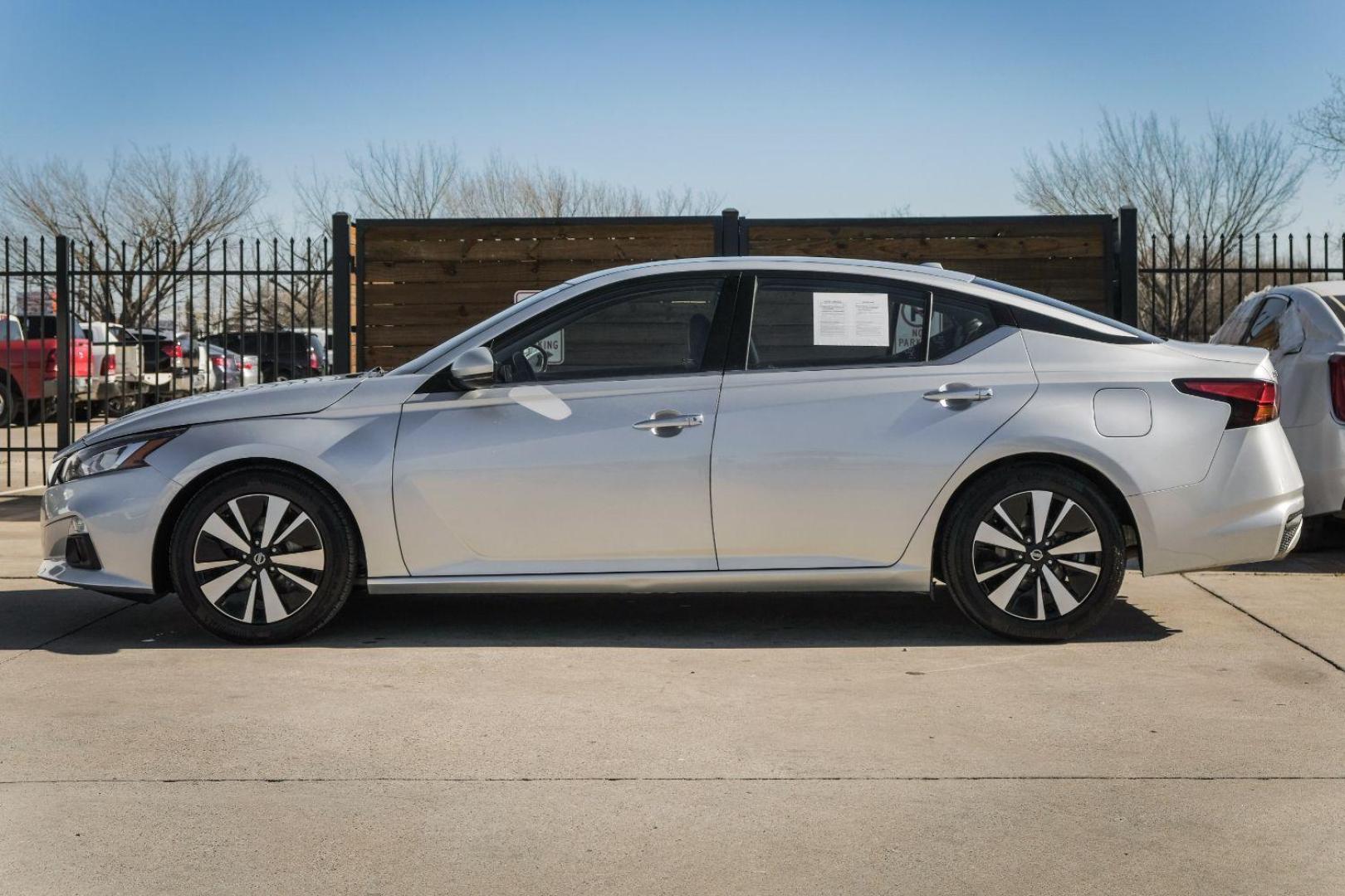 2020 SILVER Nissan Altima 2.5 SL (1N4BL4EV4LC) with an 2.5L L4 DOHC 16V engine, Continuously Variable Transmission transmission, located at 2401 E Main St., Grand Prairie, TX, 75050, (972) 262-4440, 32.748981, -96.969643 - Photo#8