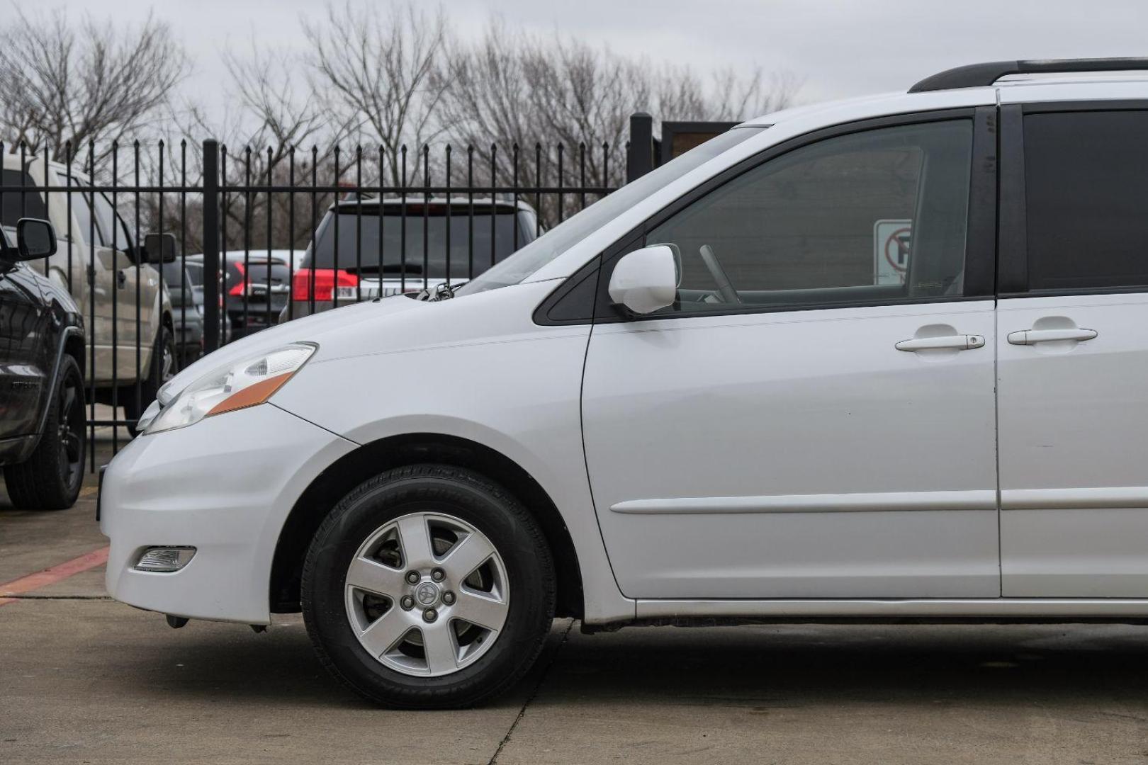 2006 WHITE Toyota Sienna XLE (5TDZA22C26S) with an 3.3L V6 DOHC 24V engine, 5-Speed Automatic transmission, located at 2401 E Main St., Grand Prairie, TX, 75050, (972) 262-4440, 32.748981, -96.969643 - Photo#9