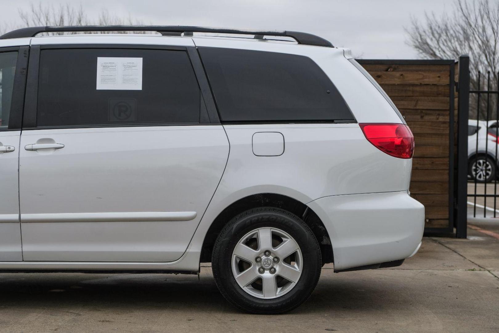 2006 WHITE Toyota Sienna XLE (5TDZA22C26S) with an 3.3L V6 DOHC 24V engine, 5-Speed Automatic transmission, located at 2401 E Main St., Grand Prairie, TX, 75050, (972) 262-4440, 32.748981, -96.969643 - Photo#10