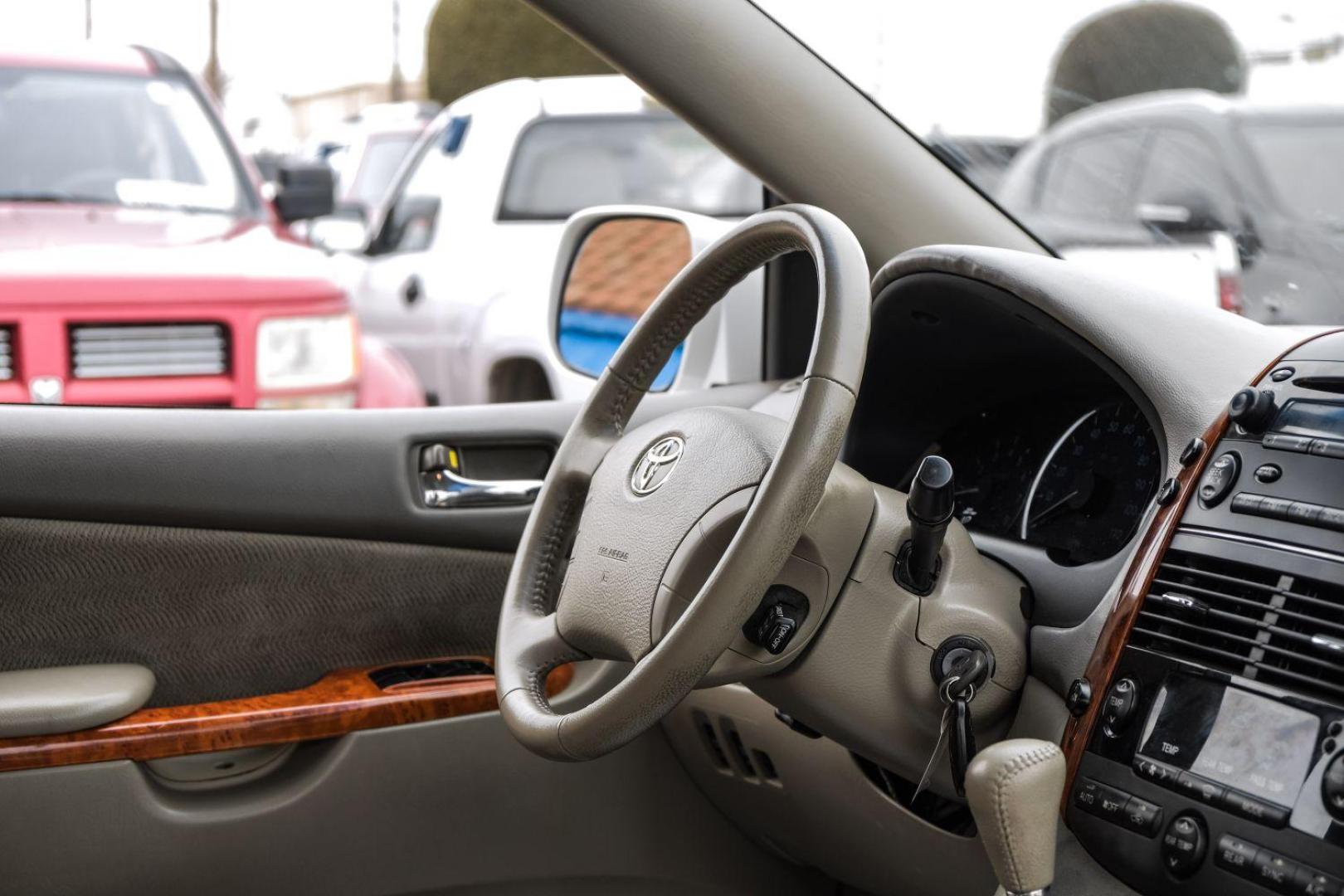 2006 WHITE Toyota Sienna XLE (5TDZA22C26S) with an 3.3L V6 DOHC 24V engine, 5-Speed Automatic transmission, located at 2401 E Main St., Grand Prairie, TX, 75050, (972) 262-4440, 32.748981, -96.969643 - Photo#12