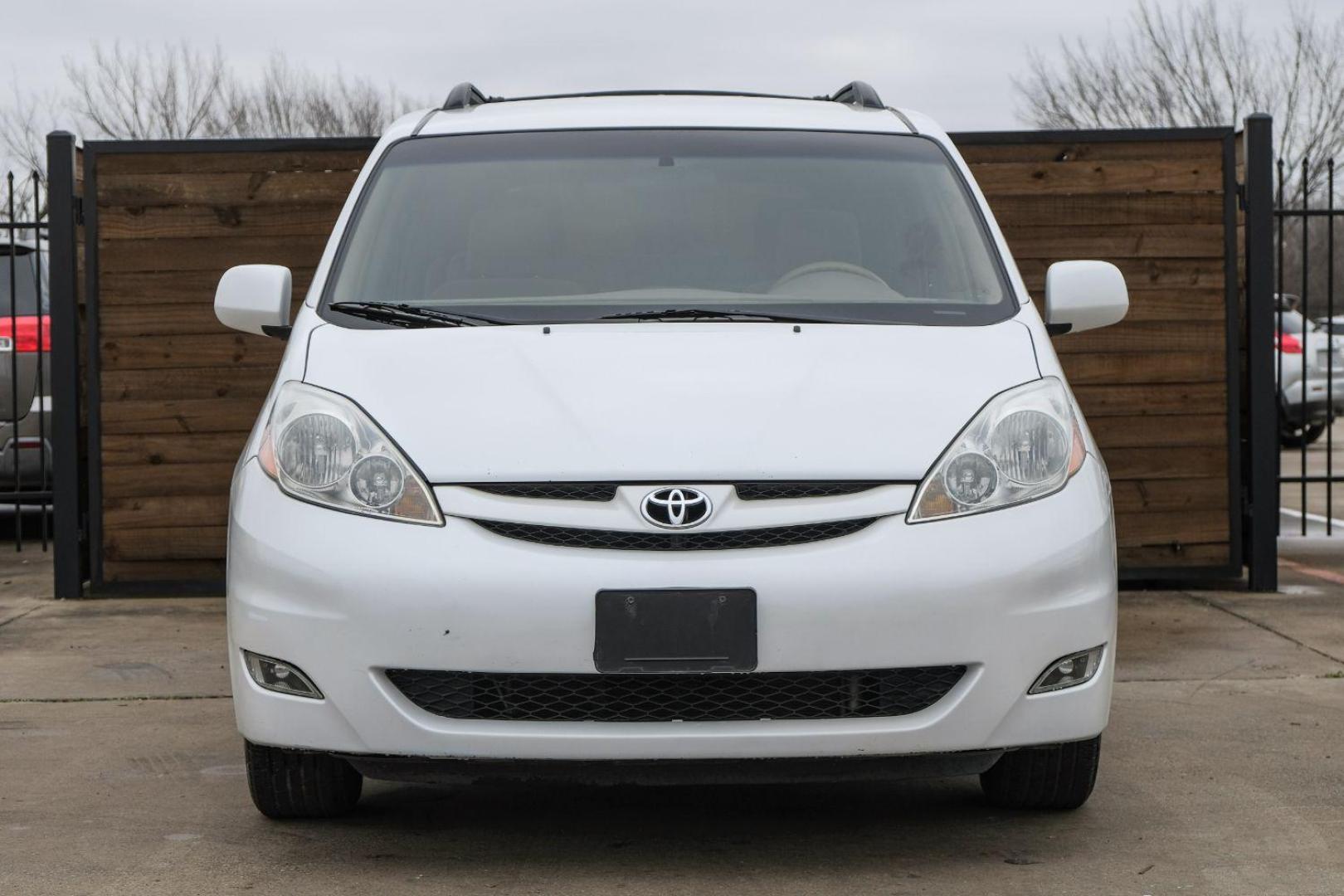 2006 WHITE Toyota Sienna XLE (5TDZA22C26S) with an 3.3L V6 DOHC 24V engine, 5-Speed Automatic transmission, located at 2401 E Main St., Grand Prairie, TX, 75050, (972) 262-4440, 32.748981, -96.969643 - Photo#2