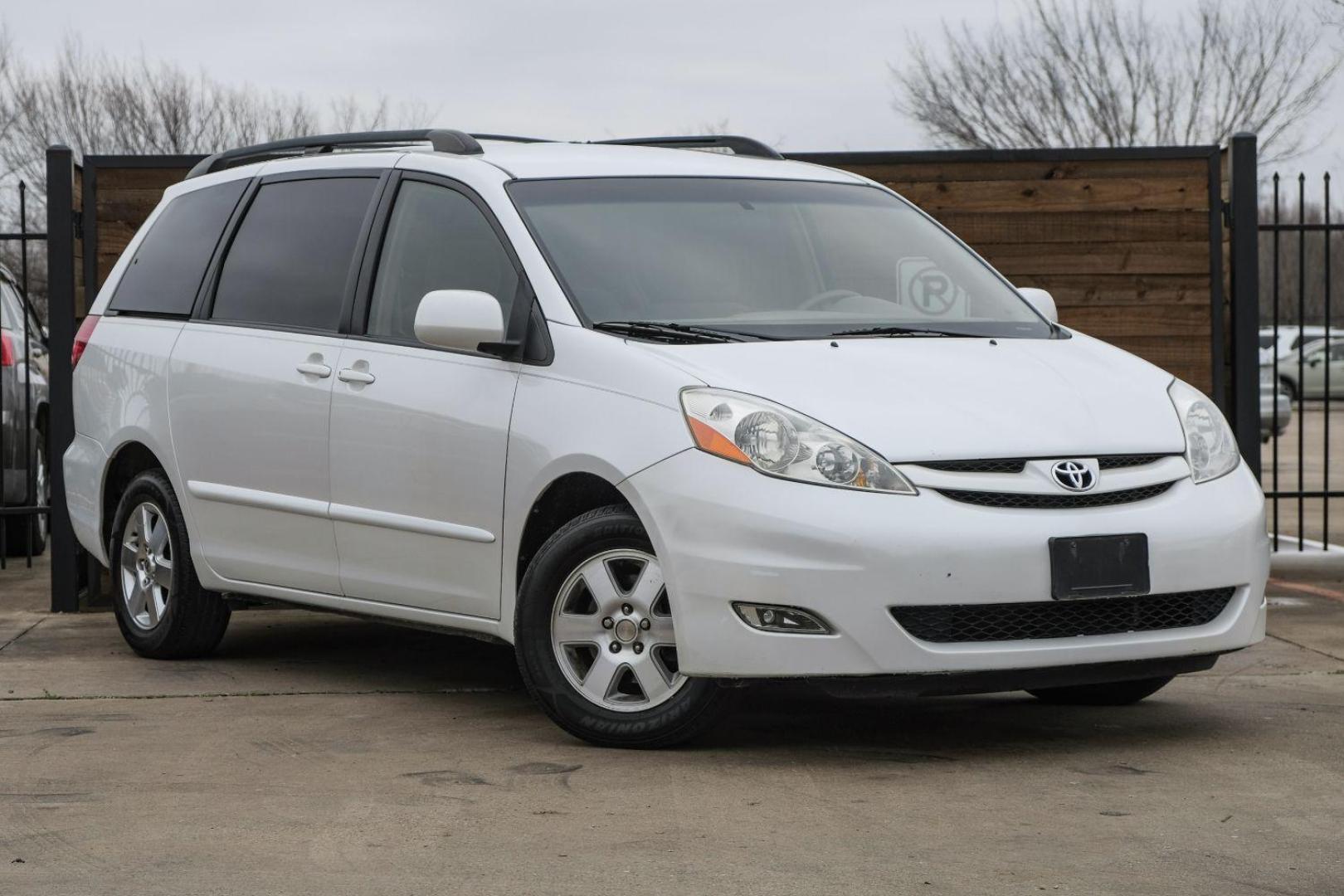 2006 WHITE Toyota Sienna XLE (5TDZA22C26S) with an 3.3L V6 DOHC 24V engine, 5-Speed Automatic transmission, located at 2401 E Main St., Grand Prairie, TX, 75050, (972) 262-4440, 32.748981, -96.969643 - Photo#3