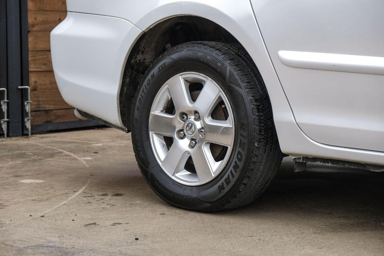 2006 WHITE Toyota Sienna XLE (5TDZA22C26S) with an 3.3L V6 DOHC 24V engine, 5-Speed Automatic transmission, located at 2401 E Main St., Grand Prairie, TX, 75050, (972) 262-4440, 32.748981, -96.969643 - Photo#45