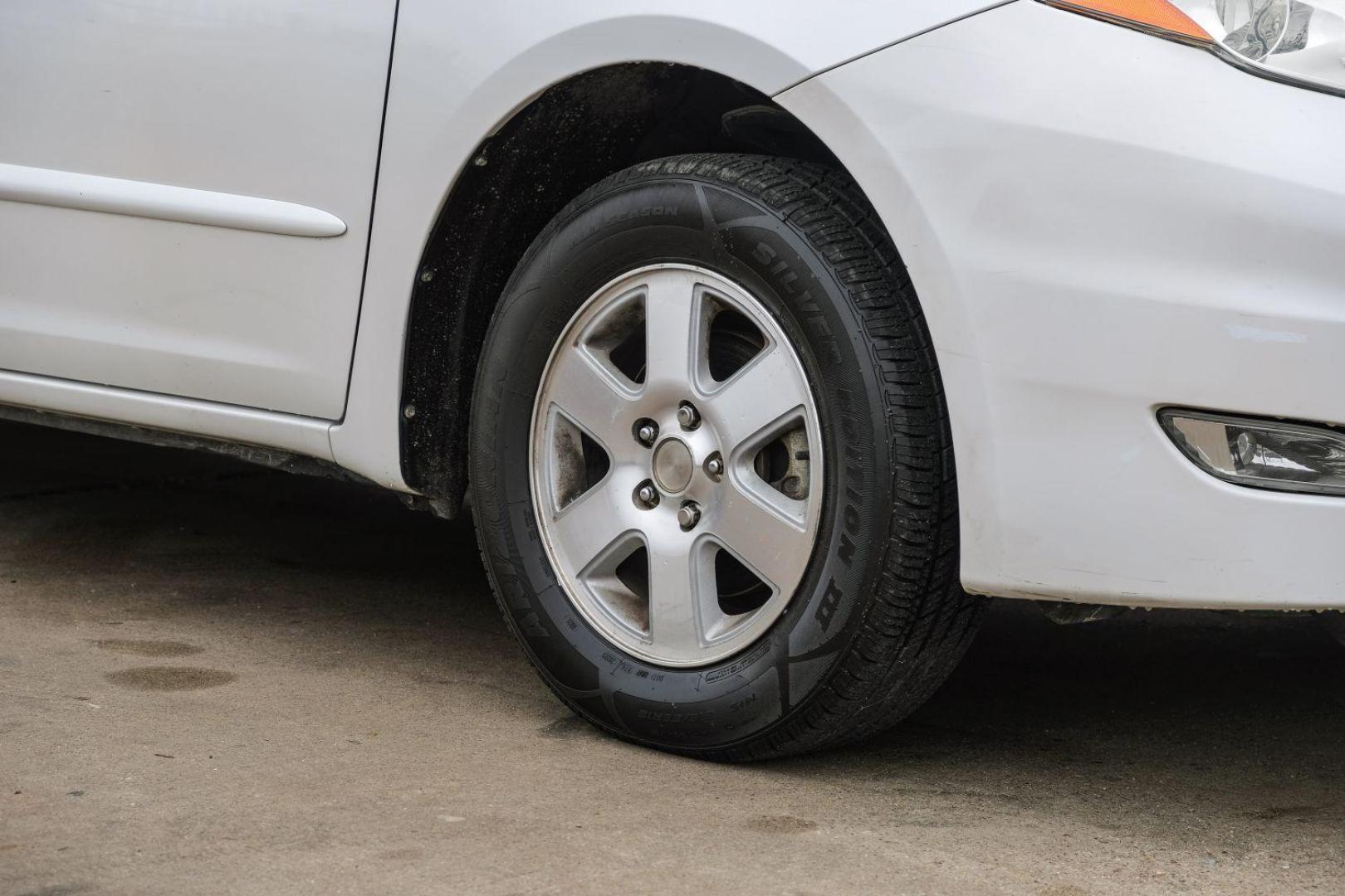 2006 WHITE Toyota Sienna XLE (5TDZA22C26S) with an 3.3L V6 DOHC 24V engine, 5-Speed Automatic transmission, located at 2401 E Main St., Grand Prairie, TX, 75050, (972) 262-4440, 32.748981, -96.969643 - Photo#46