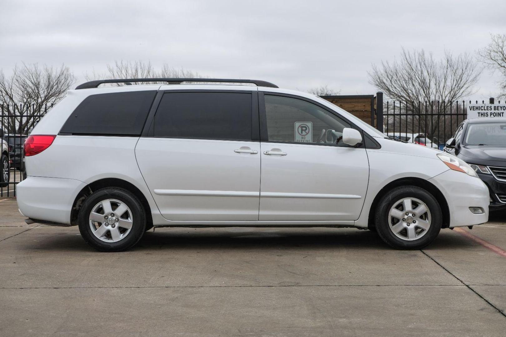 2006 WHITE Toyota Sienna XLE (5TDZA22C26S) with an 3.3L V6 DOHC 24V engine, 5-Speed Automatic transmission, located at 2401 E Main St., Grand Prairie, TX, 75050, (972) 262-4440, 32.748981, -96.969643 - Photo#4