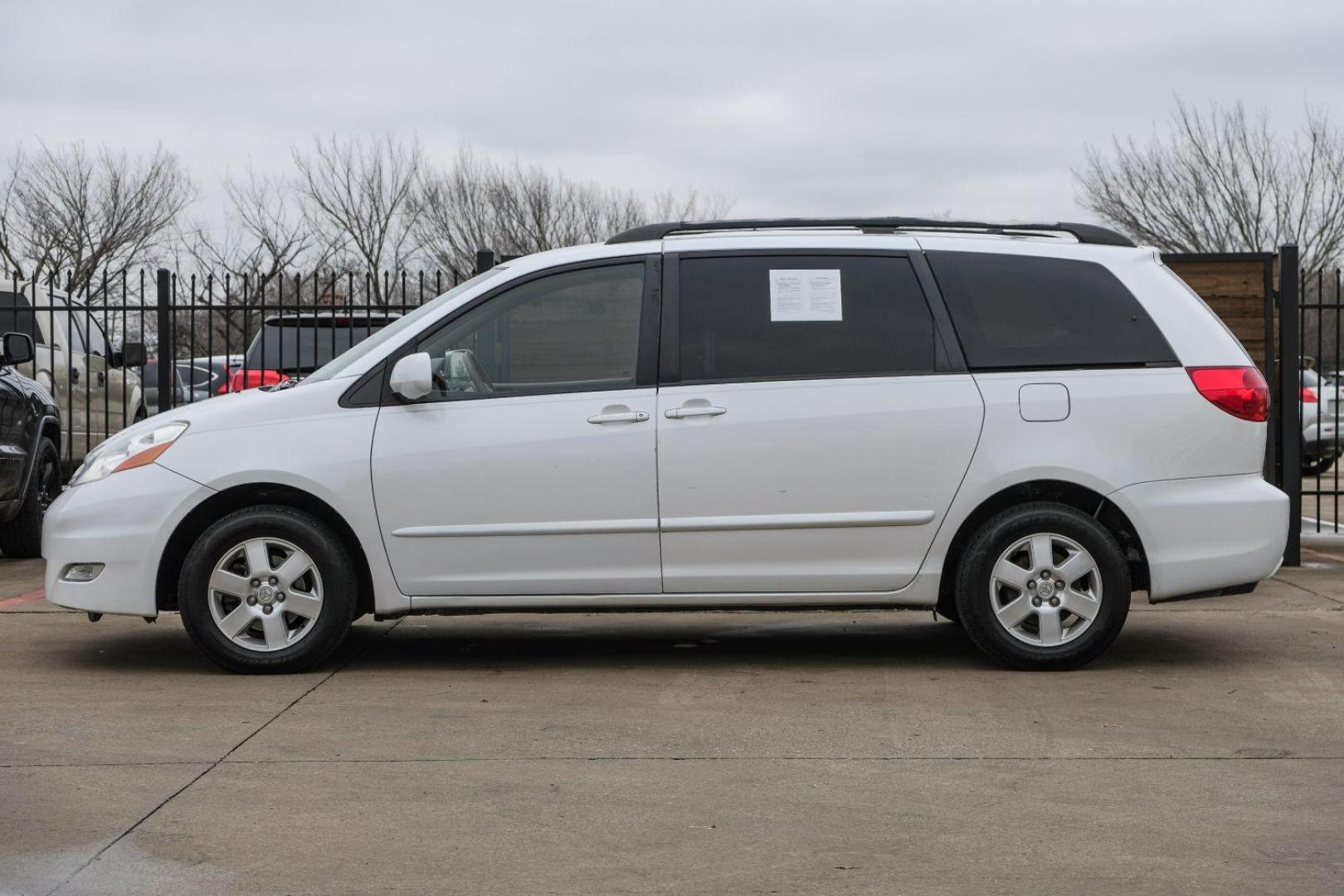 2006 WHITE Toyota Sienna XLE (5TDZA22C26S) with an 3.3L V6 DOHC 24V engine, 5-Speed Automatic transmission, located at 2401 E Main St., Grand Prairie, TX, 75050, (972) 262-4440, 32.748981, -96.969643 - Photo#8