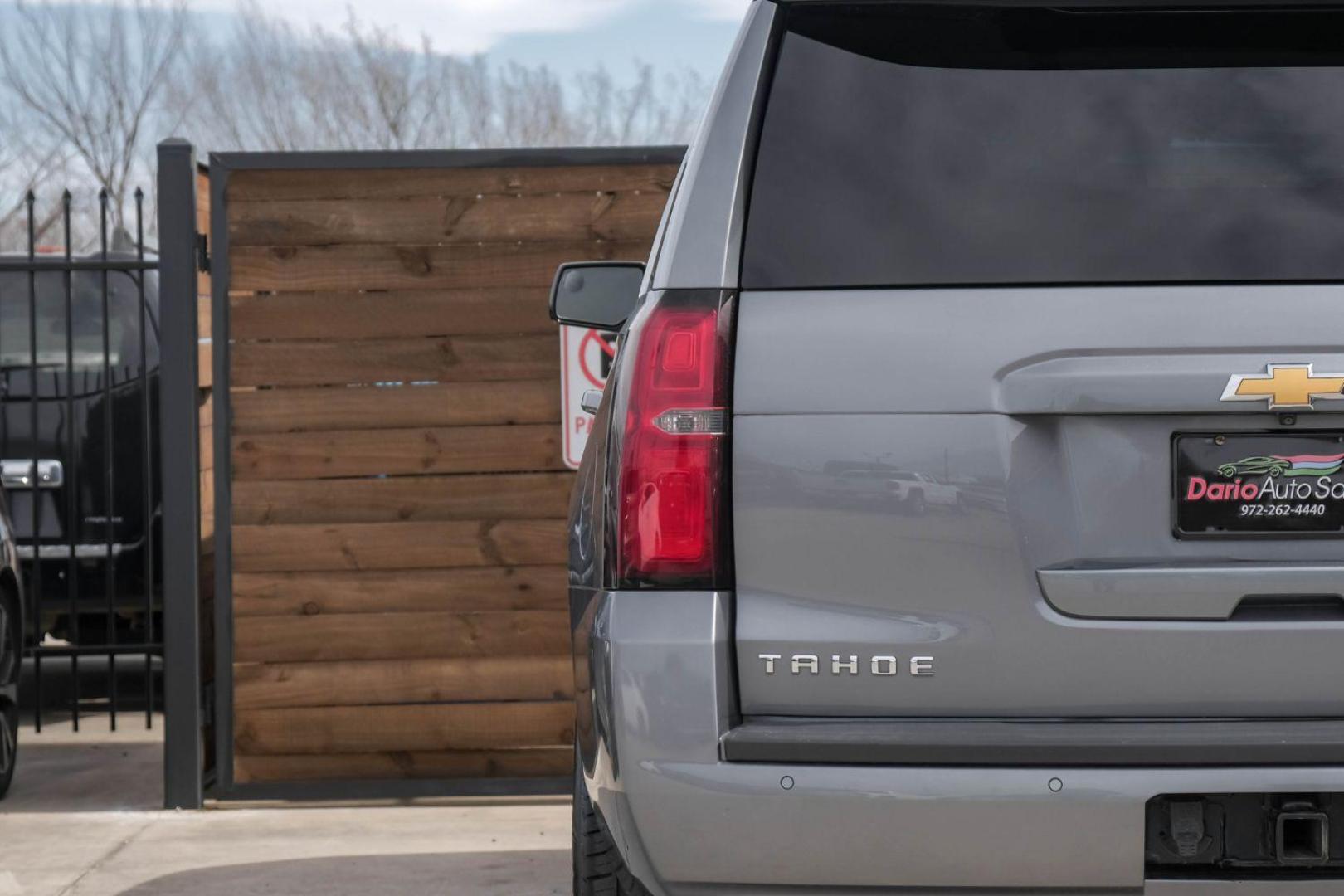 2018 GRAY Chevrolet Tahoe LS 2WD (1GNSCAKC6JR) with an 5.3L V8 OHV 16V engine, 6-Speed Automatic transmission, located at 2401 E Main St., Grand Prairie, TX, 75050, (972) 262-4440, 32.748981, -96.969643 - Photo#50