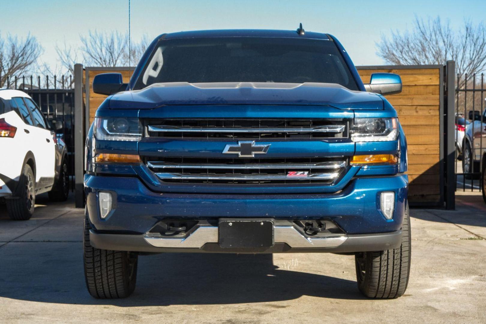 2018 BLUE Chevrolet Silverado 1500 LT Crew Cab Long Box 4WD (3GCUKREC9JG) with an 5.3L V8 OHV 16V engine, 6-Speed Automatic transmission, located at 2401 E Main St., Grand Prairie, TX, 75050, (972) 262-4440, 32.748981, -96.969643 - Photo#2