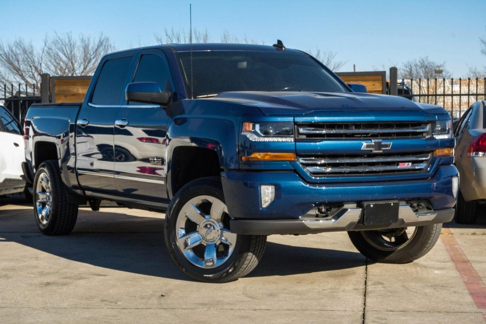 2018 BLUE Chevrolet Silverado 1500 LT Crew Cab Long Box 4WD (3GCUKREC9JG) with an 5.3L V8 OHV 16V engine, 6-Speed Automatic transmission, located at 2401 E Main St., Grand Prairie, TX, 75050, (972) 262-4440, 32.748981, -96.969643 - Photo#3