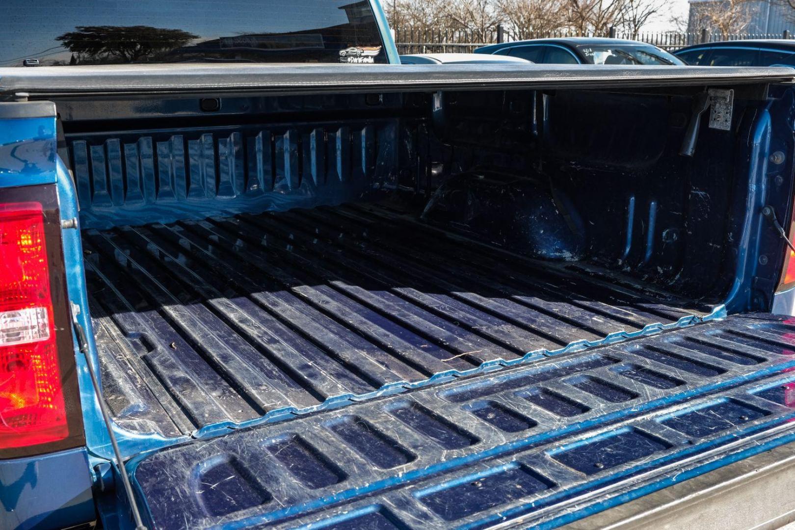 2018 BLUE Chevrolet Silverado 1500 LT Crew Cab Long Box 4WD (3GCUKREC9JG) with an 5.3L V8 OHV 16V engine, 6-Speed Automatic transmission, located at 2401 E Main St., Grand Prairie, TX, 75050, (972) 262-4440, 32.748981, -96.969643 - Photo#45