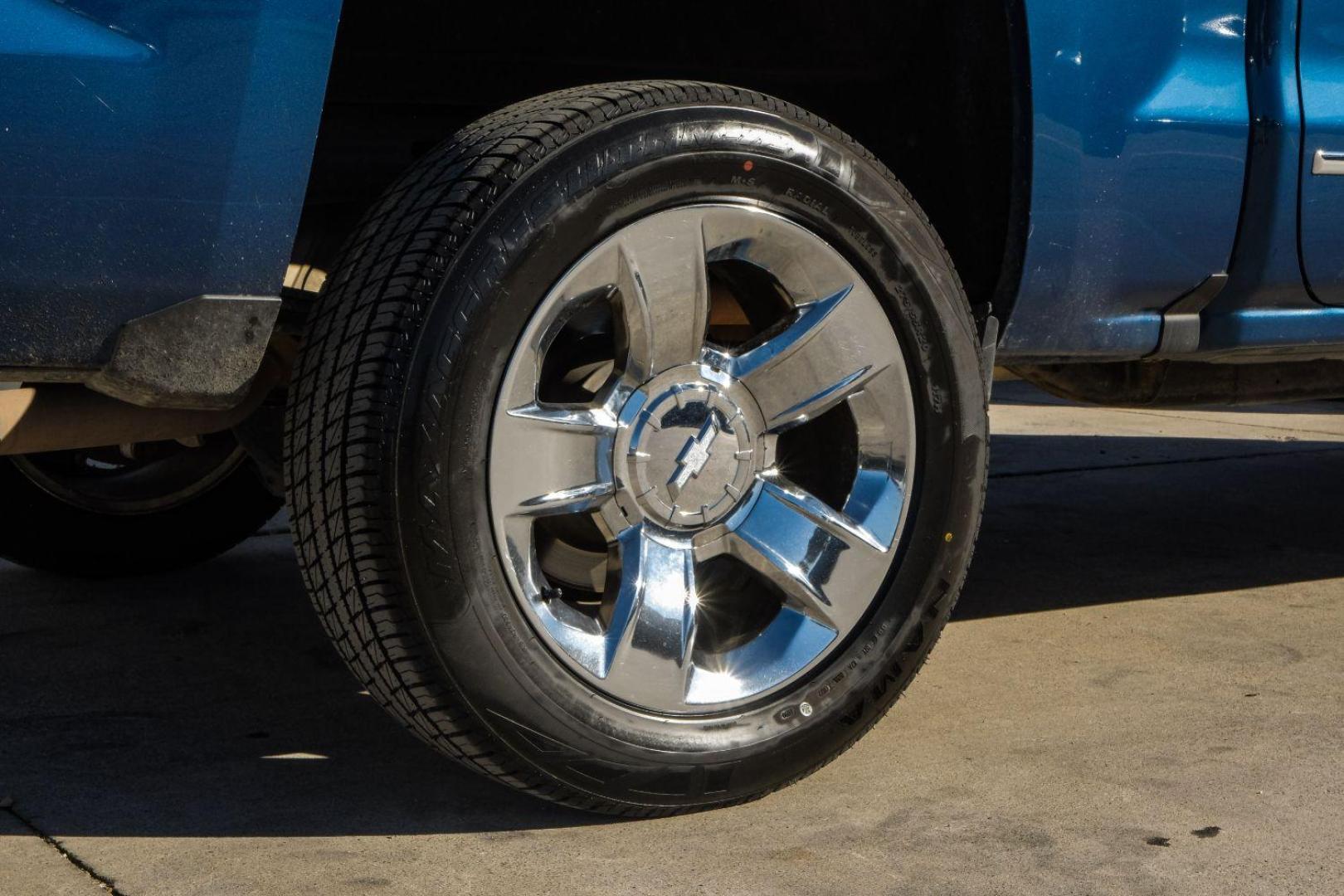 2018 BLUE Chevrolet Silverado 1500 LT Crew Cab Long Box 4WD (3GCUKREC9JG) with an 5.3L V8 OHV 16V engine, 6-Speed Automatic transmission, located at 2401 E Main St., Grand Prairie, TX, 75050, (972) 262-4440, 32.748981, -96.969643 - Photo#47