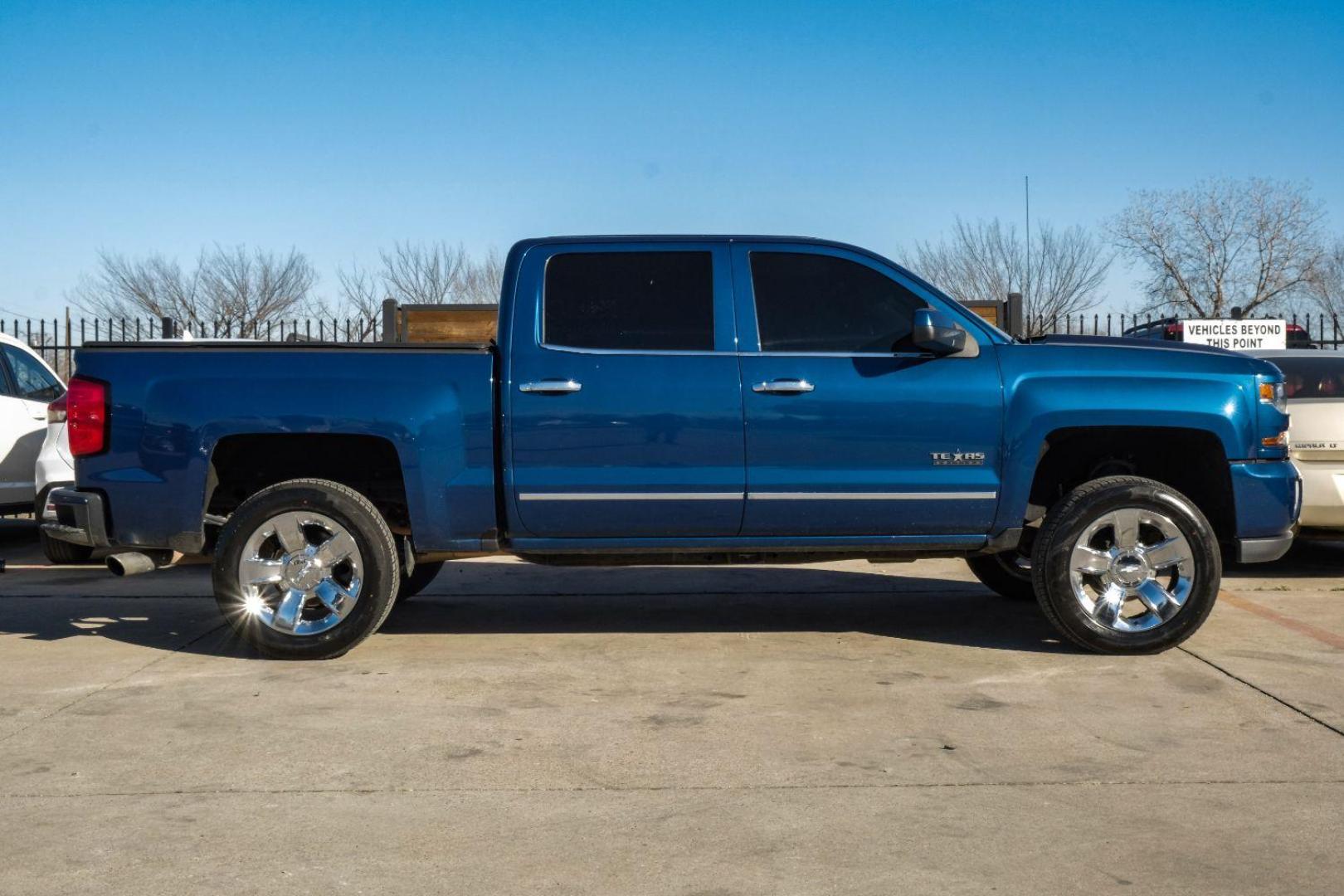 2018 BLUE Chevrolet Silverado 1500 LT Crew Cab Long Box 4WD (3GCUKREC9JG) with an 5.3L V8 OHV 16V engine, 6-Speed Automatic transmission, located at 2401 E Main St., Grand Prairie, TX, 75050, (972) 262-4440, 32.748981, -96.969643 - Photo#4