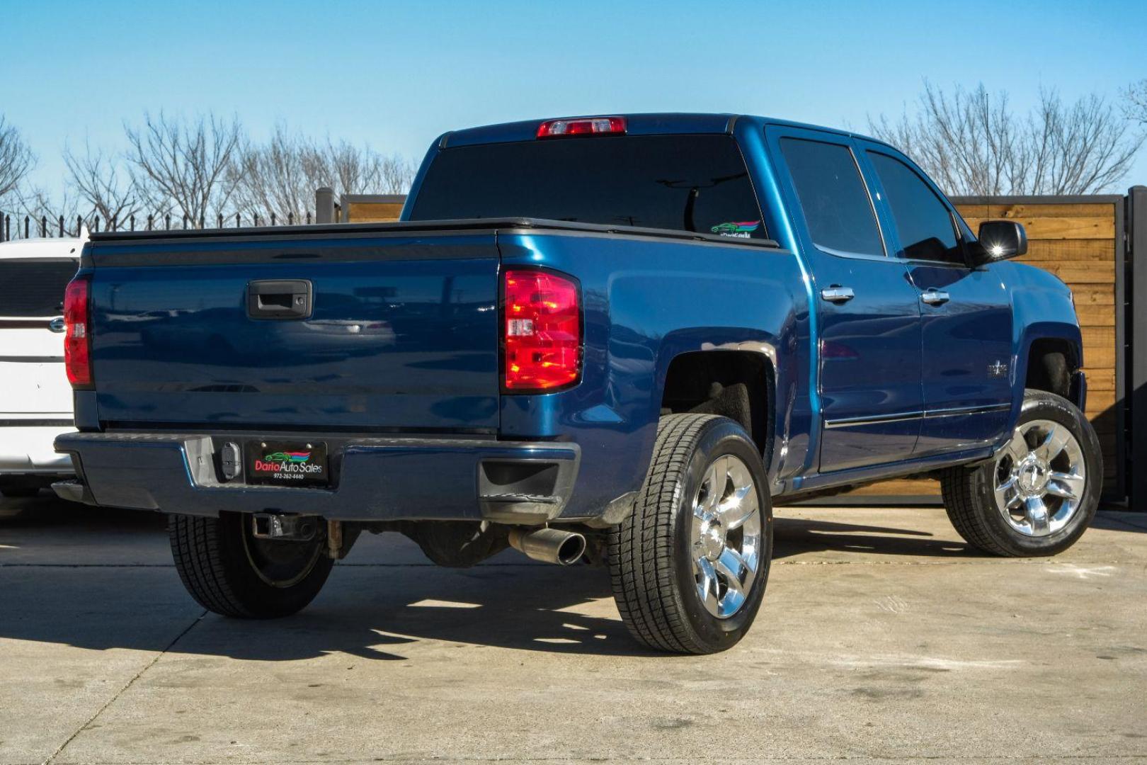 2018 BLUE Chevrolet Silverado 1500 LT Crew Cab Long Box 4WD (3GCUKREC9JG) with an 5.3L V8 OHV 16V engine, 6-Speed Automatic transmission, located at 2401 E Main St., Grand Prairie, TX, 75050, (972) 262-4440, 32.748981, -96.969643 - Photo#5