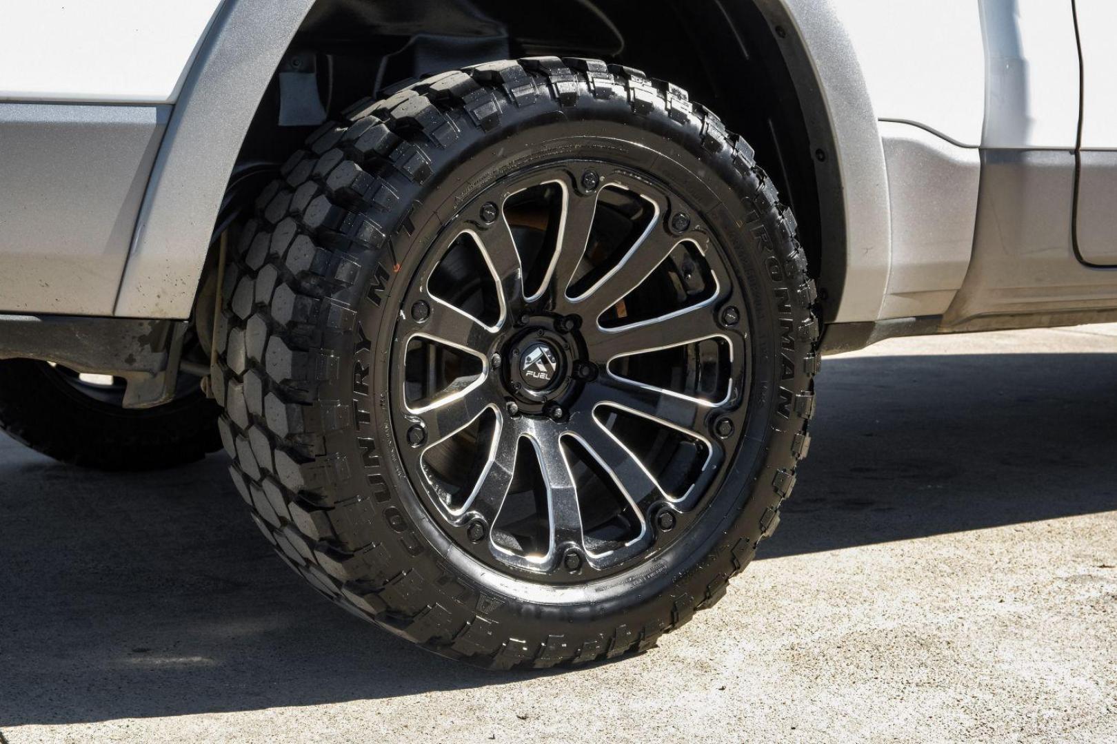 2019 WHITE RAM 1500 Laramie Crew Cab SWB 4WD (1C6SRFJT0KN) with an 5.7L V8 OHV 16V engine, 8-Speed Automatic transmission, located at 2401 E Main St., Grand Prairie, TX, 75050, (972) 262-4440, 32.748981, -96.969643 - Photo#48