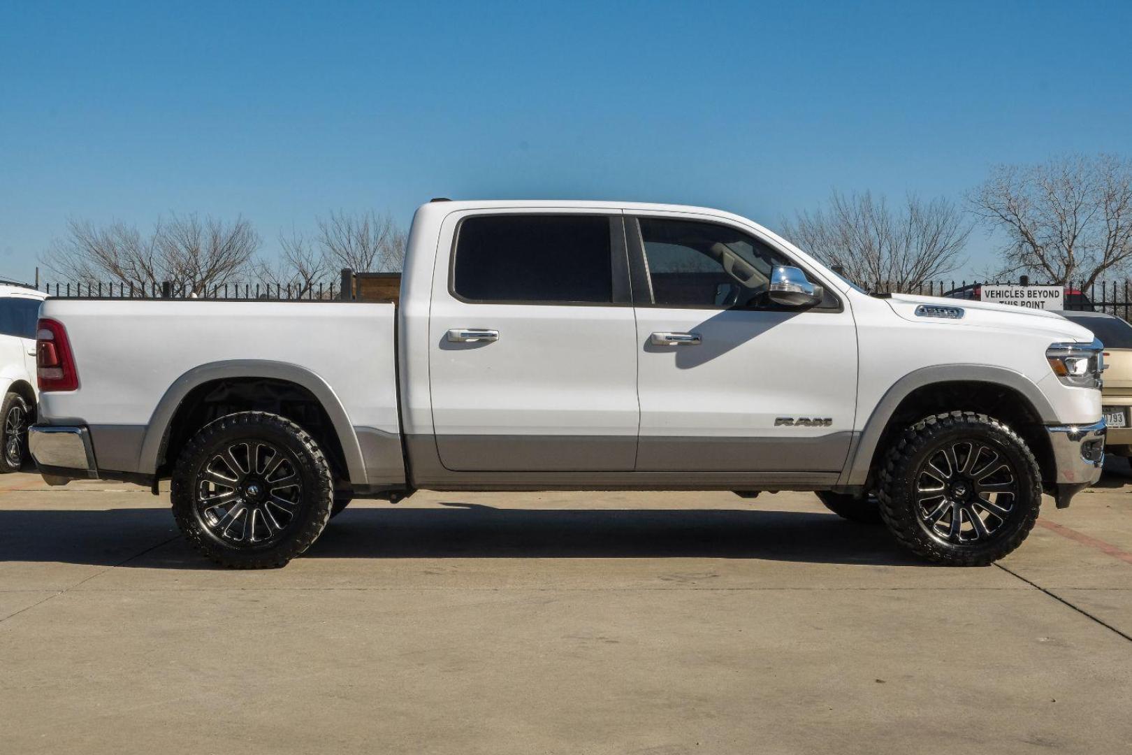 2019 WHITE RAM 1500 Laramie Crew Cab SWB 4WD (1C6SRFJT0KN) with an 5.7L V8 OHV 16V engine, 8-Speed Automatic transmission, located at 2401 E Main St., Grand Prairie, TX, 75050, (972) 262-4440, 32.748981, -96.969643 - Photo#4