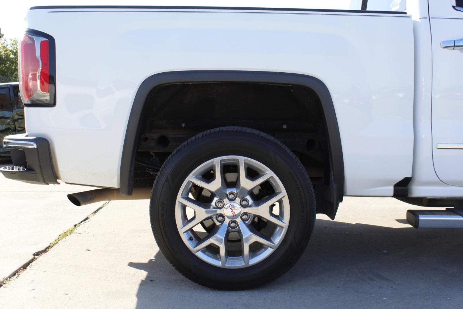 2018 WHITE GMC Sierra 1500 SLT Crew Cab Long Bo (3GTU2NEC3JG) with an 5.3L V8 OHV 16V engine, 6-Speed Automatic transmission, located at 2401 E Main St., Grand Prairie, TX, 75050, (972) 262-4440, 32.748981, -96.969643 - Photo#9