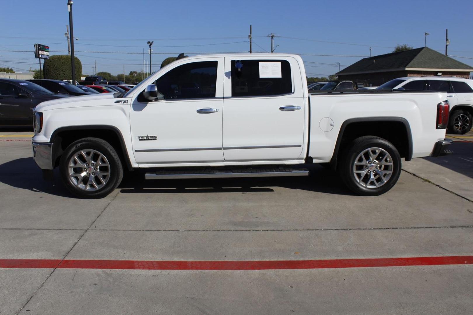 2018 WHITE GMC Sierra 1500 SLT Crew Cab Long Bo (3GTU2NEC3JG) with an 5.3L V8 OHV 16V engine, 6-Speed Automatic transmission, located at 2401 E Main St., Grand Prairie, TX, 75050, (972) 262-4440, 32.748981, -96.969643 - Photo#2