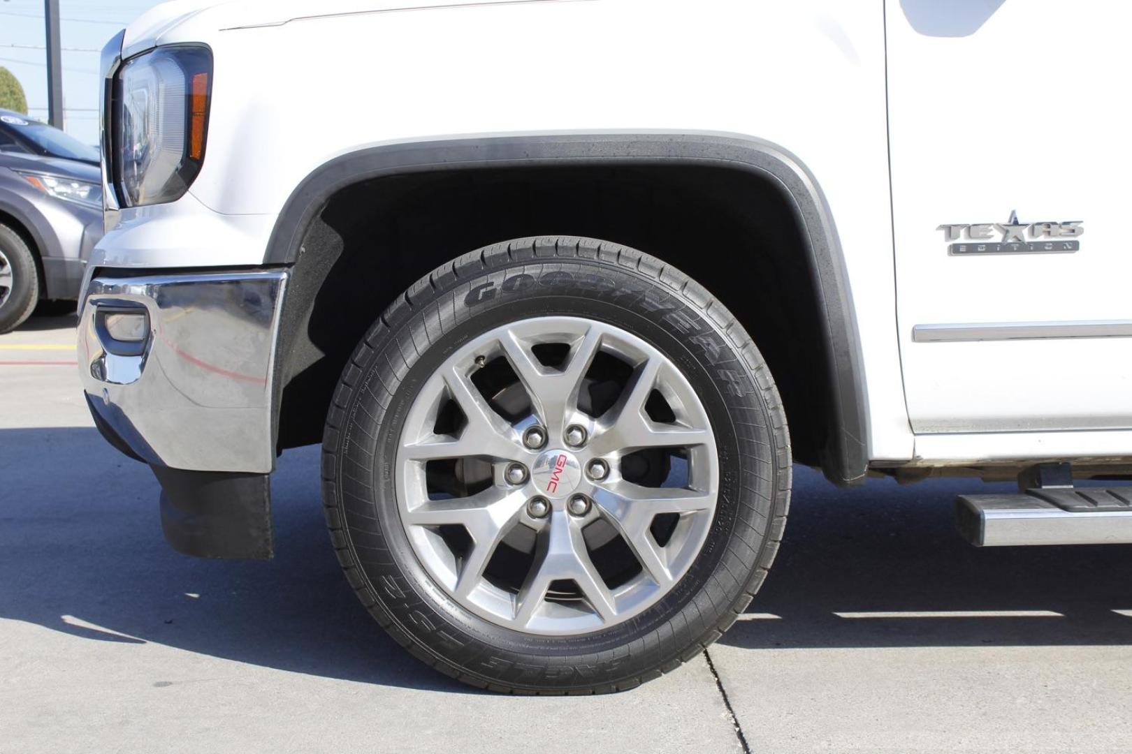 2018 WHITE GMC Sierra 1500 SLT Crew Cab Long Bo (3GTU2NEC3JG) with an 5.3L V8 OHV 16V engine, 6-Speed Automatic transmission, located at 2401 E Main St., Grand Prairie, TX, 75050, (972) 262-4440, 32.748981, -96.969643 - Photo#3