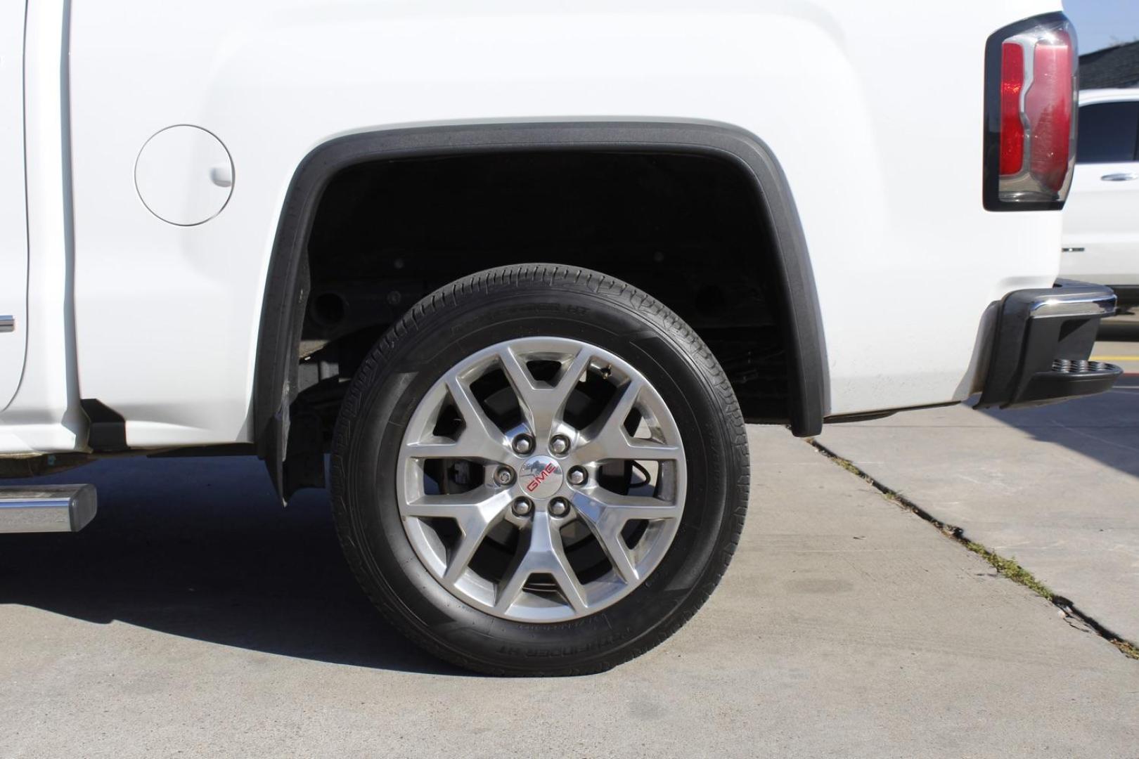 2018 WHITE GMC Sierra 1500 SLT Crew Cab Long Bo (3GTU2NEC3JG) with an 5.3L V8 OHV 16V engine, 6-Speed Automatic transmission, located at 2401 E Main St., Grand Prairie, TX, 75050, (972) 262-4440, 32.748981, -96.969643 - Photo#4