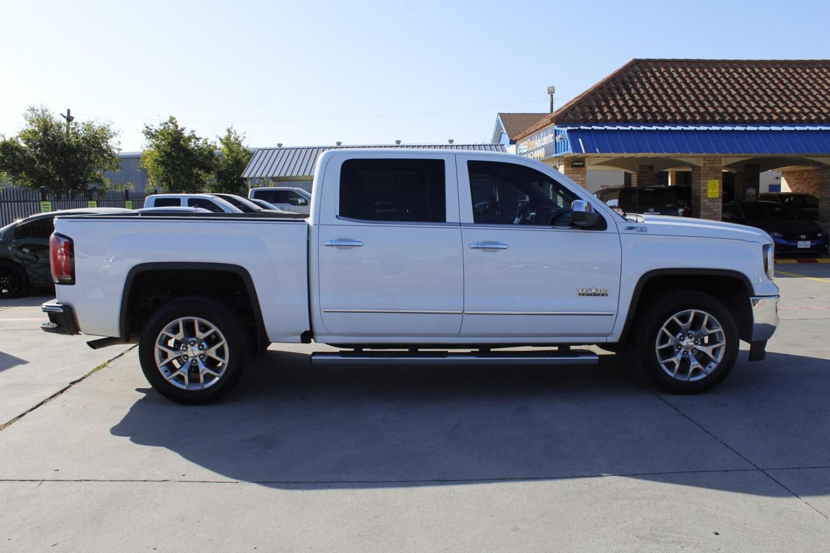 2018 WHITE GMC Sierra 1500 SLT Crew Cab Long Bo (3GTU2NEC3JG) with an 5.3L V8 OHV 16V engine, 6-Speed Automatic transmission, located at 2401 E Main St., Grand Prairie, TX, 75050, (972) 262-4440, 32.748981, -96.969643 - Photo#7