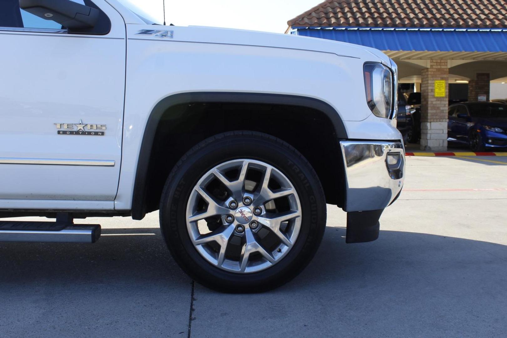 2018 WHITE GMC Sierra 1500 SLT Crew Cab Long Bo (3GTU2NEC3JG) with an 5.3L V8 OHV 16V engine, 6-Speed Automatic transmission, located at 2401 E Main St., Grand Prairie, TX, 75050, (972) 262-4440, 32.748981, -96.969643 - Photo#8