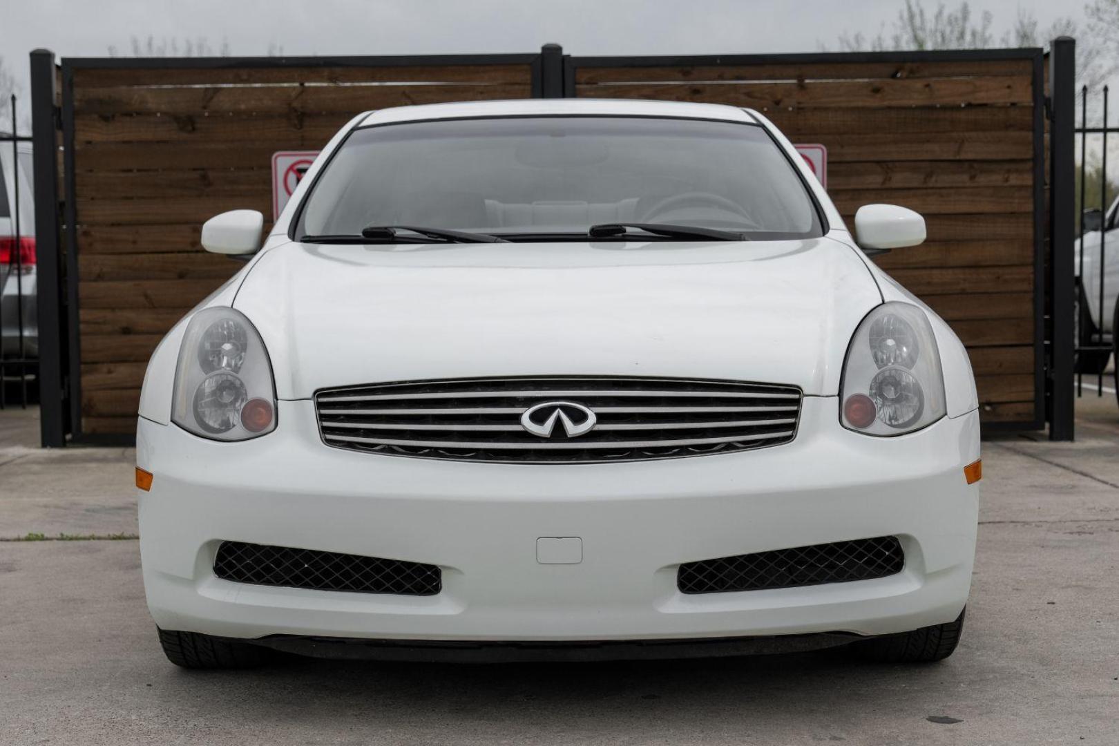 2005 WHITE Infiniti G35 Coupe (JNKCV54E55M) with an 3.5L V6 DOHC 24V engine, 5-Speed Automatic transmission, located at 2401 E Main St., Grand Prairie, TX, 75050, (972) 262-4440, 32.748981, -96.969643 - Photo#5