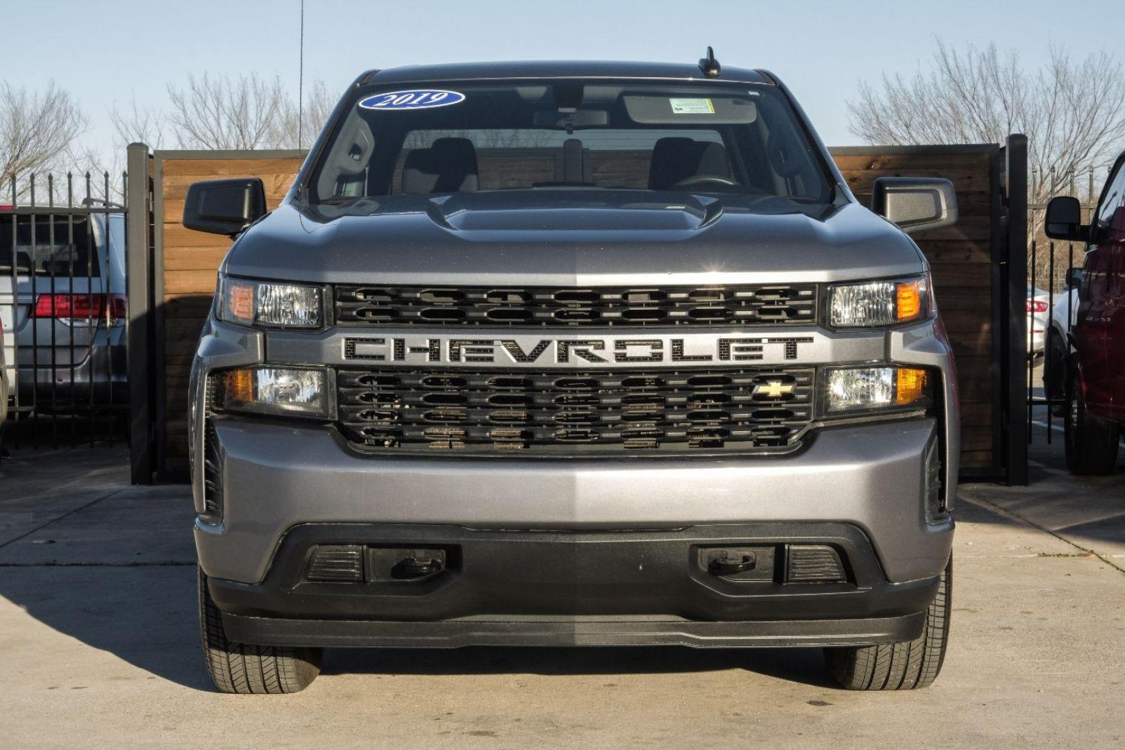 2019 GRAY Chevrolet Silverado 1500 Custom Crew Cab Short Box 2WD (3GCPWBEF3KG) with an 5.3L V8 OHV 16V engine, 6-Speed Automatic transmission, located at 2401 E Main St., Grand Prairie, TX, 75050, (972) 262-4440, 32.748981, -96.969643 - Photo#4