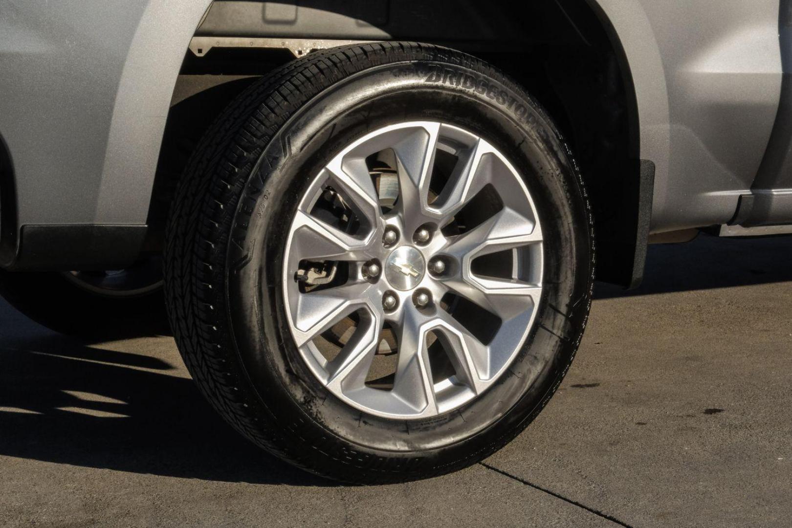 2019 GRAY Chevrolet Silverado 1500 Custom Crew Cab Short Box 2WD (3GCPWBEF3KG) with an 5.3L V8 OHV 16V engine, 6-Speed Automatic transmission, located at 2401 E Main St., Grand Prairie, TX, 75050, (972) 262-4440, 32.748981, -96.969643 - Photo#50