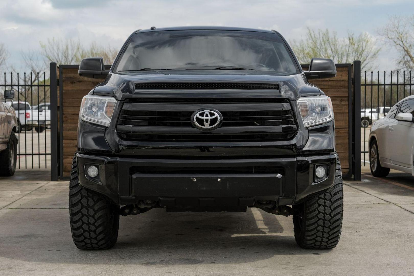 2015 BLACK Toyota Tundra SR5 5.7L V8 FFV CrewMax 4WD (5TFDW5F19FX) with an 5.7L V8 DOHC 32V FFV engine, 6-Speed Automatic transmission, located at 2401 E Main St., Grand Prairie, TX, 75050, (972) 262-4440, 32.748981, -96.969643 - Photo#4