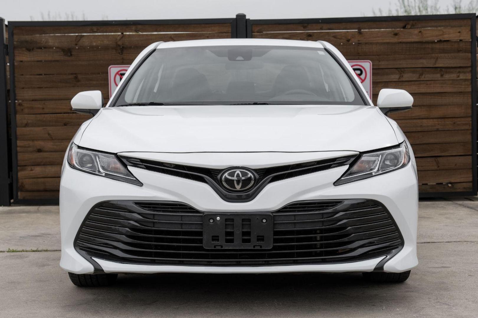 2019 White Toyota Camry LE (4T1B11HK8KU) with an 2.5L L4 DOHC 16V engine, 8-Speed Automatic transmission, located at 2401 E Main St., Grand Prairie, TX, 75050, (972) 262-4440, 32.748981, -96.969643 - Photo#4