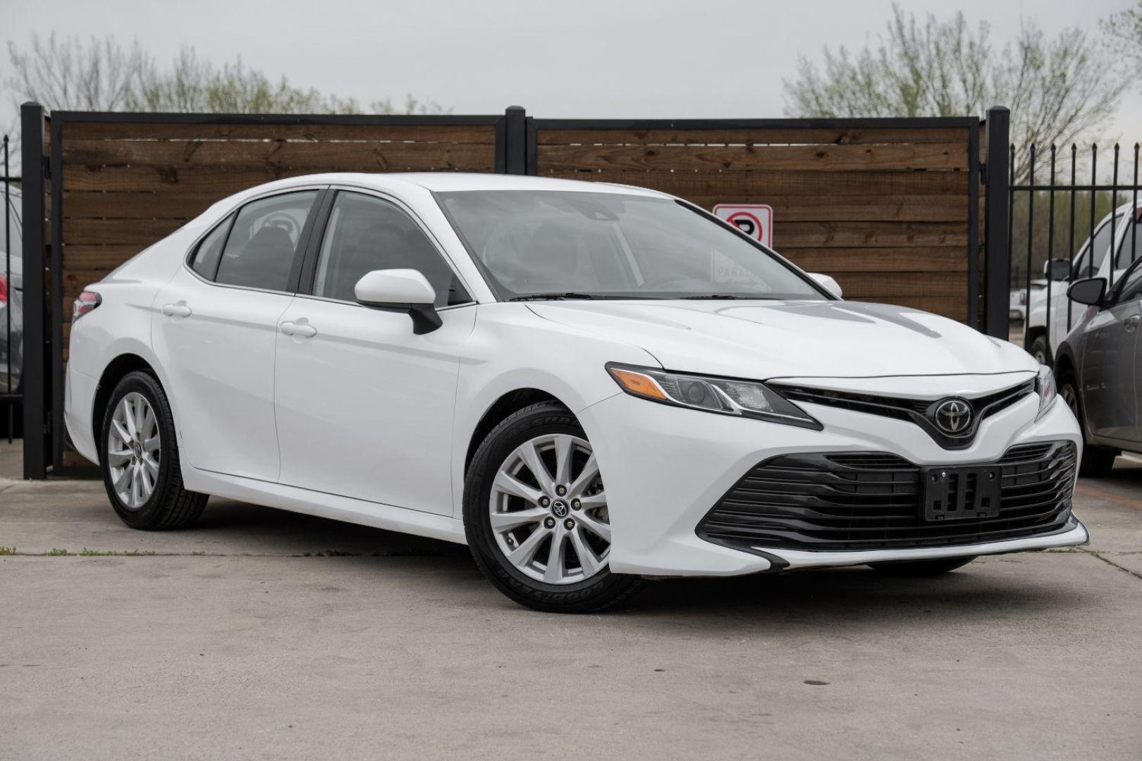 2019 White Toyota Camry LE (4T1B11HK8KU) with an 2.5L L4 DOHC 16V engine, 8-Speed Automatic transmission, located at 2401 E Main St., Grand Prairie, TX, 75050, (972) 262-4440, 32.748981, -96.969643 - Photo#5