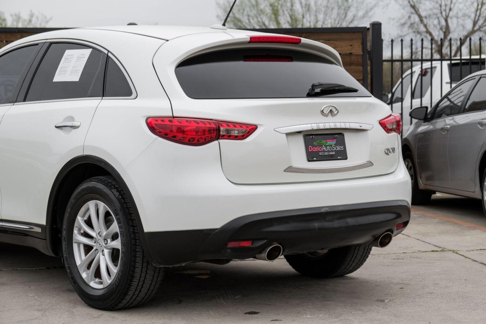 2017 WHITE Infiniti QX70 Base (JN8CS1MU0HM) with an 3.7L V6 DOHC 24V engine, 7-Speed Automatic transmission, located at 2401 E Main St., Grand Prairie, TX, 75050, (972) 262-4440, 32.748981, -96.969643 - Photo#14