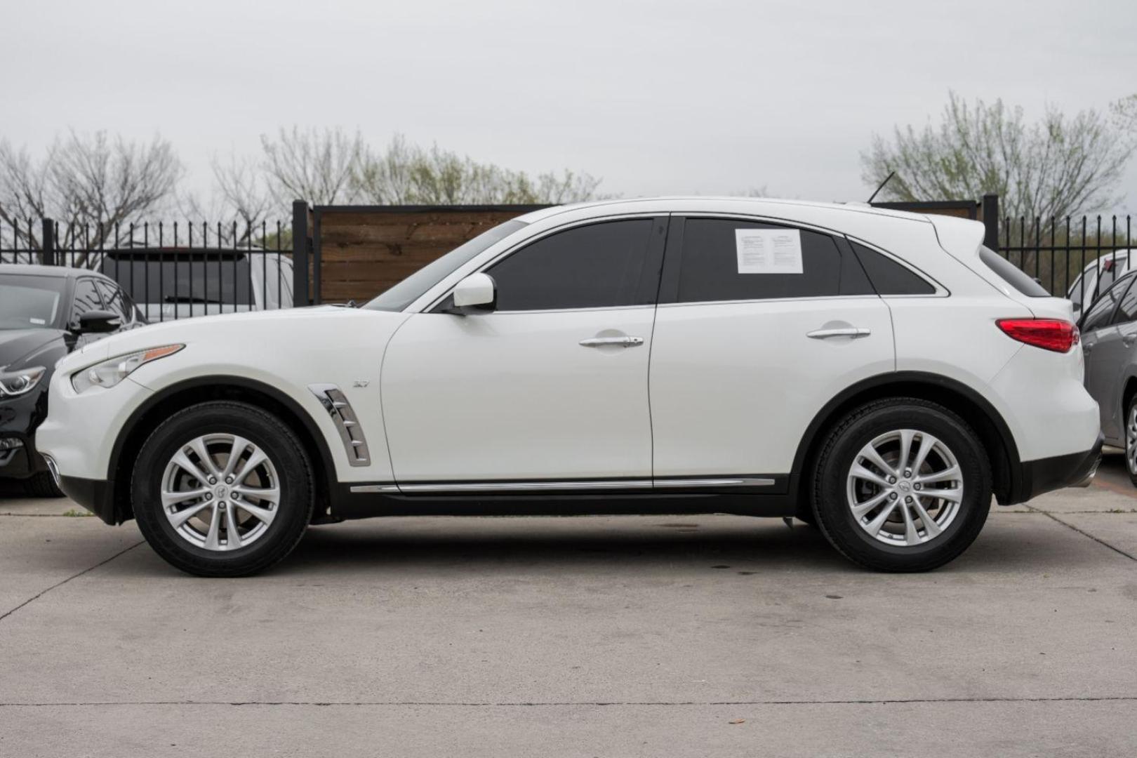 2017 WHITE Infiniti QX70 Base (JN8CS1MU0HM) with an 3.7L V6 DOHC 24V engine, 7-Speed Automatic transmission, located at 2401 E Main St., Grand Prairie, TX, 75050, (972) 262-4440, 32.748981, -96.969643 - Photo#15