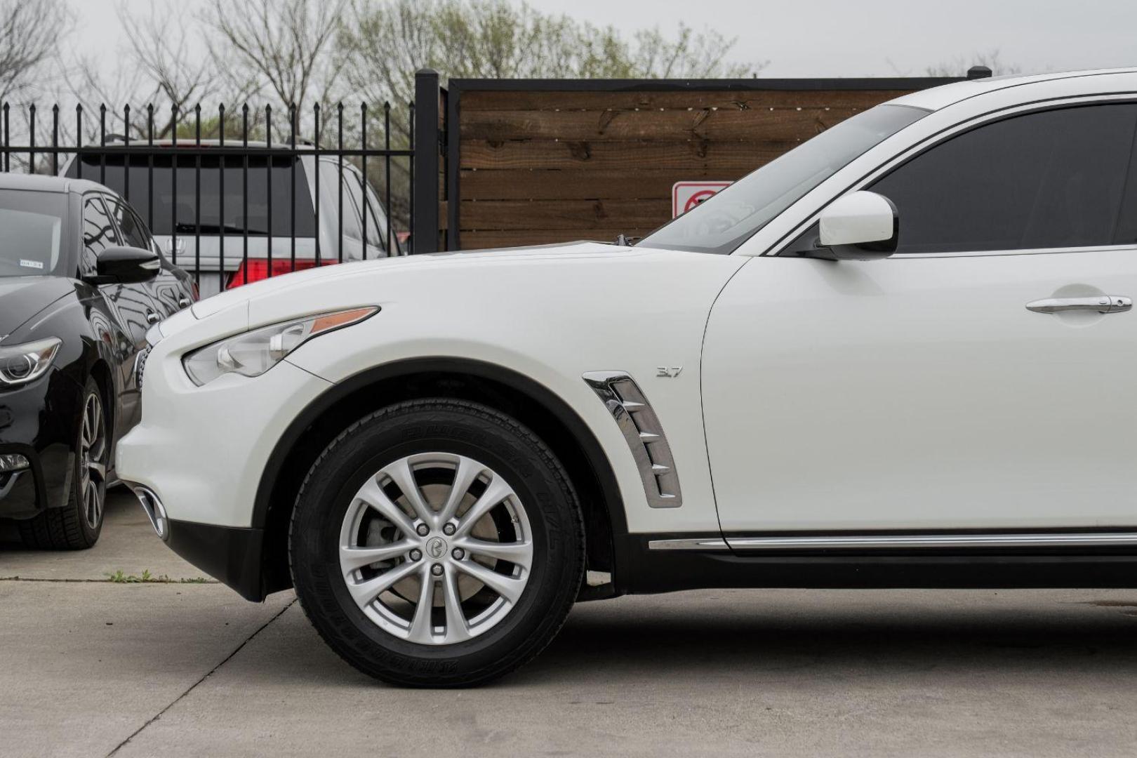 2017 WHITE Infiniti QX70 Base (JN8CS1MU0HM) with an 3.7L V6 DOHC 24V engine, 7-Speed Automatic transmission, located at 2401 E Main St., Grand Prairie, TX, 75050, (972) 262-4440, 32.748981, -96.969643 - Photo#16