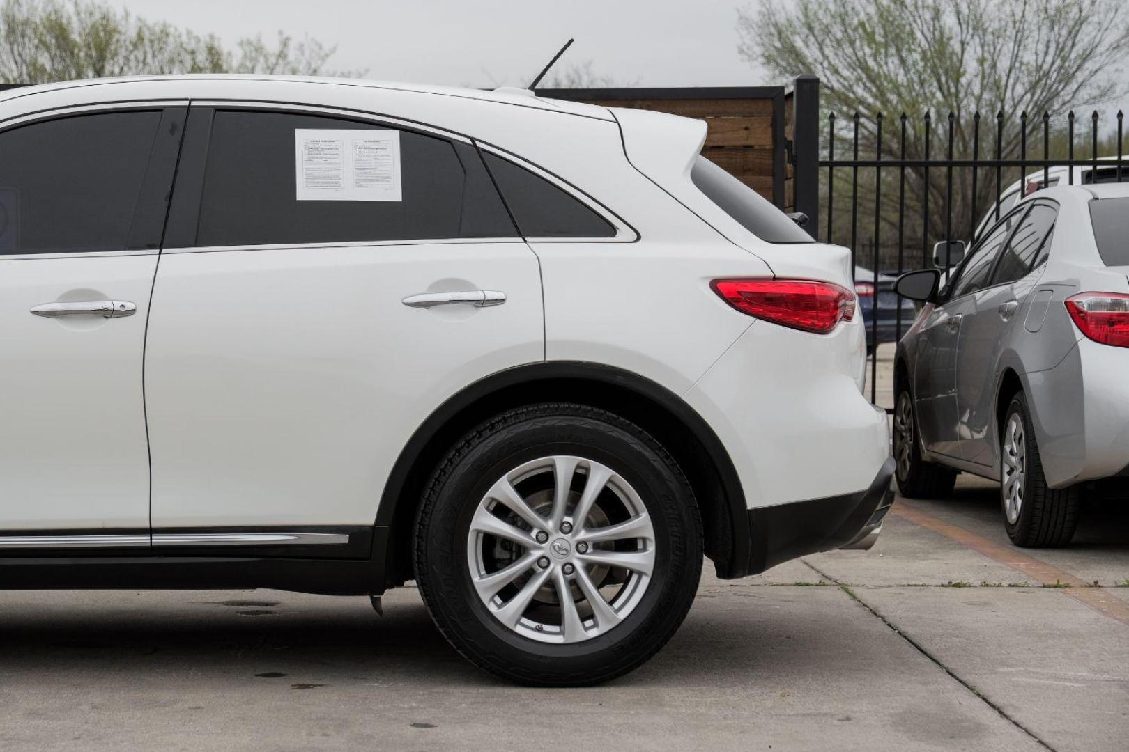 2017 WHITE Infiniti QX70 Base (JN8CS1MU0HM) with an 3.7L V6 DOHC 24V engine, 7-Speed Automatic transmission, located at 2401 E Main St., Grand Prairie, TX, 75050, (972) 262-4440, 32.748981, -96.969643 - Photo#17