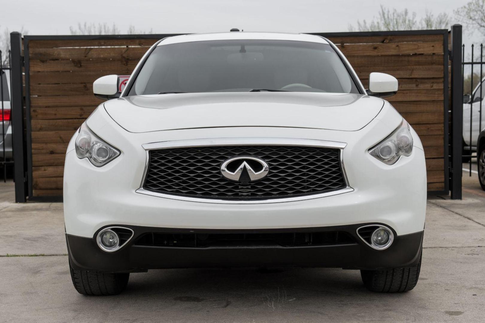 2017 WHITE Infiniti QX70 Base (JN8CS1MU0HM) with an 3.7L V6 DOHC 24V engine, 7-Speed Automatic transmission, located at 2401 E Main St., Grand Prairie, TX, 75050, (972) 262-4440, 32.748981, -96.969643 - Photo#5