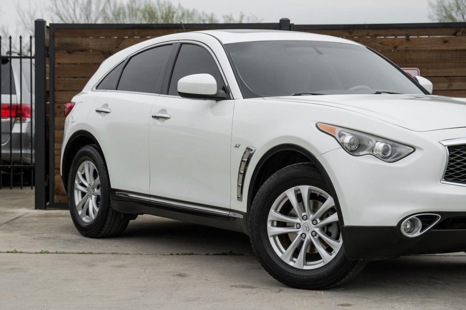 2017 WHITE Infiniti QX70 Base (JN8CS1MU0HM) with an 3.7L V6 DOHC 24V engine, 7-Speed Automatic transmission, located at 2401 E Main St., Grand Prairie, TX, 75050, (972) 262-4440, 32.748981, -96.969643 - Photo#7