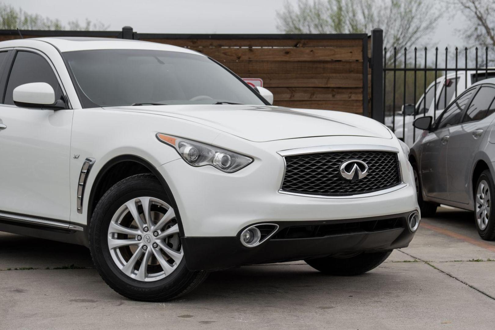 2017 WHITE Infiniti QX70 Base (JN8CS1MU0HM) with an 3.7L V6 DOHC 24V engine, 7-Speed Automatic transmission, located at 2401 E Main St., Grand Prairie, TX, 75050, (972) 262-4440, 32.748981, -96.969643 - Photo#8