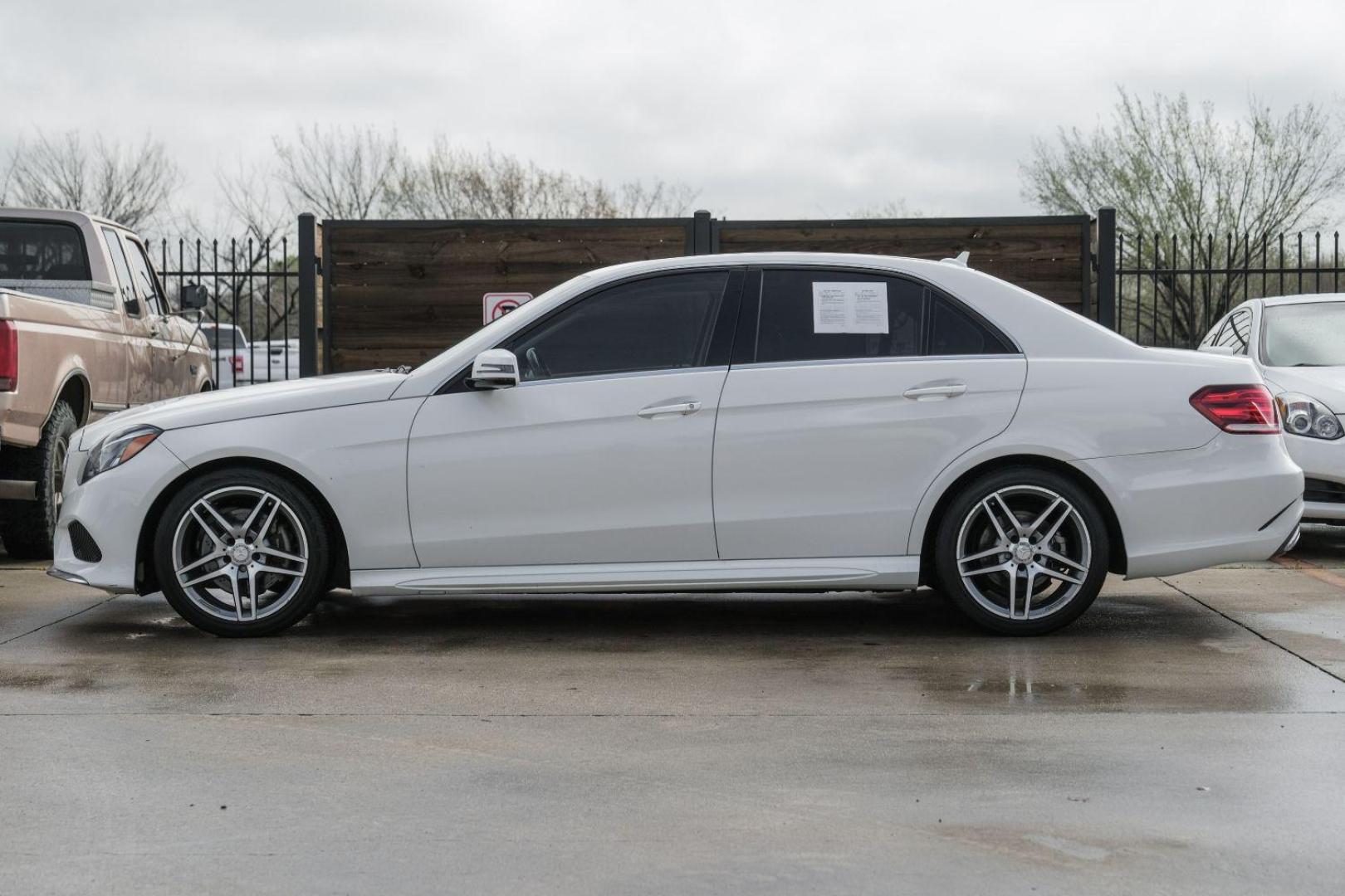 2015 WHITE Mercedes-Benz E-Class E350 Sport Sedan (WDDHF5KB2FB) with an 3.5L V6 DOHC 24V engine, 7-Speed Automatic transmission, located at 2401 E Main St., Grand Prairie, TX, 75050, (972) 262-4440, 32.748981, -96.969643 - Photo#15