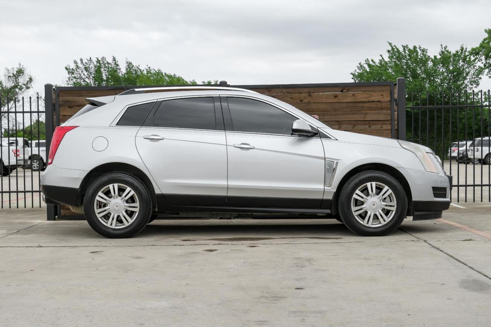 2015 Silver Cadillac SRX Luxury Collection FWD (3GYFNBE34FS) with an 3.6L V6 DOHC 24V FFV engine, 6-Speed Automatic transmission, located at 2401 E Main St., Grand Prairie, TX, 75050, (972) 262-4440, 32.748981, -96.969643 - Photo#9