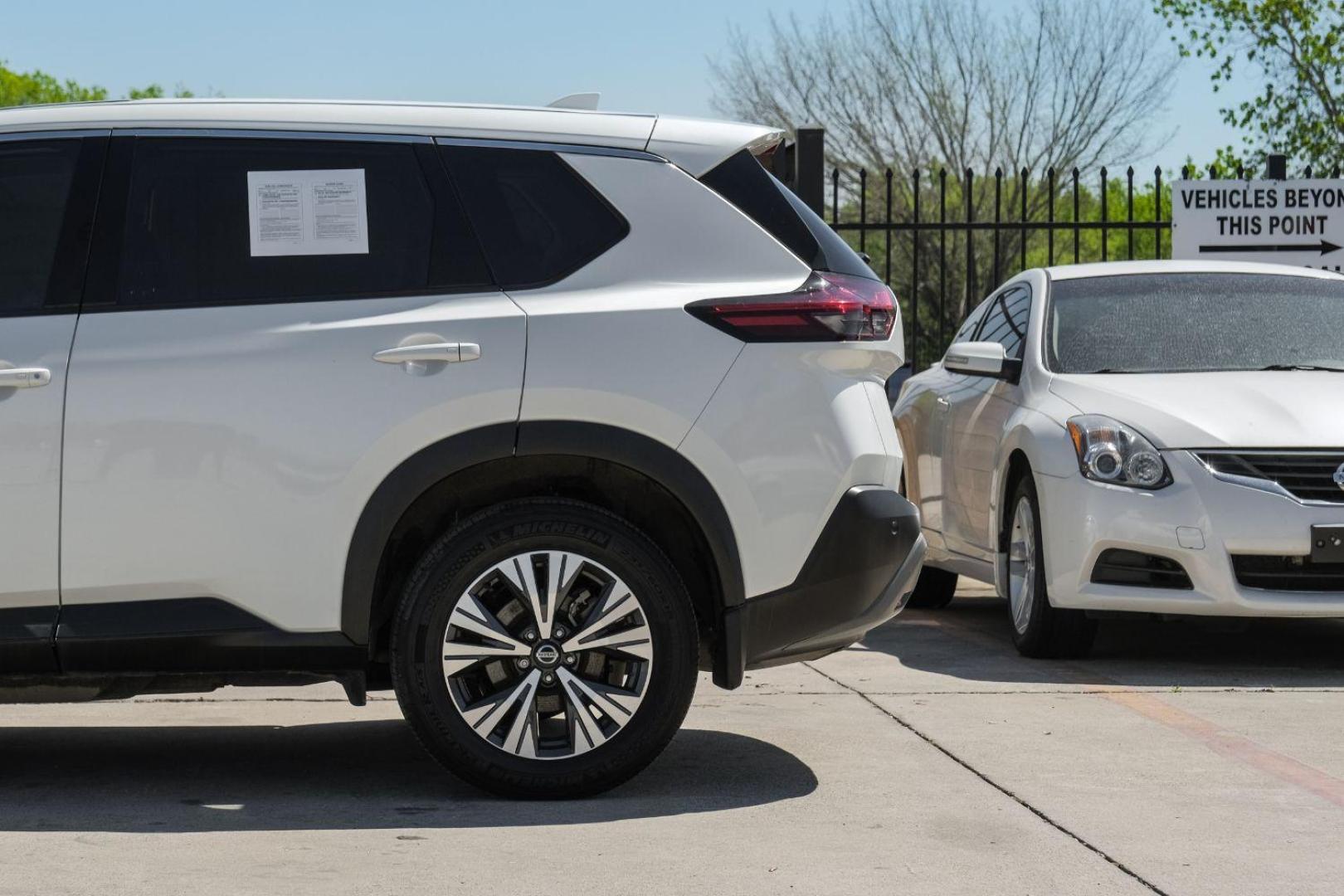 2021 WHITE Nissan Rogue SV (5N1AT3BA2MC) with an 2.5L L4 DOHC 16V engine, Continuously Variable Transmission transmission, located at 2401 E Main St., Grand Prairie, TX, 75050, (972) 262-4440, 32.748981, -96.969643 - Photo#17