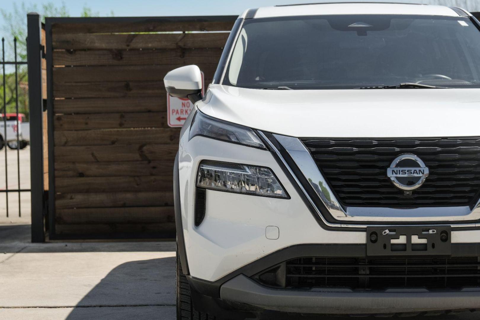 2021 WHITE Nissan Rogue SV (5N1AT3BA2MC) with an 2.5L L4 DOHC 16V engine, Continuously Variable Transmission transmission, located at 2401 E Main St., Grand Prairie, TX, 75050, (972) 262-4440, 32.748981, -96.969643 - Photo#48