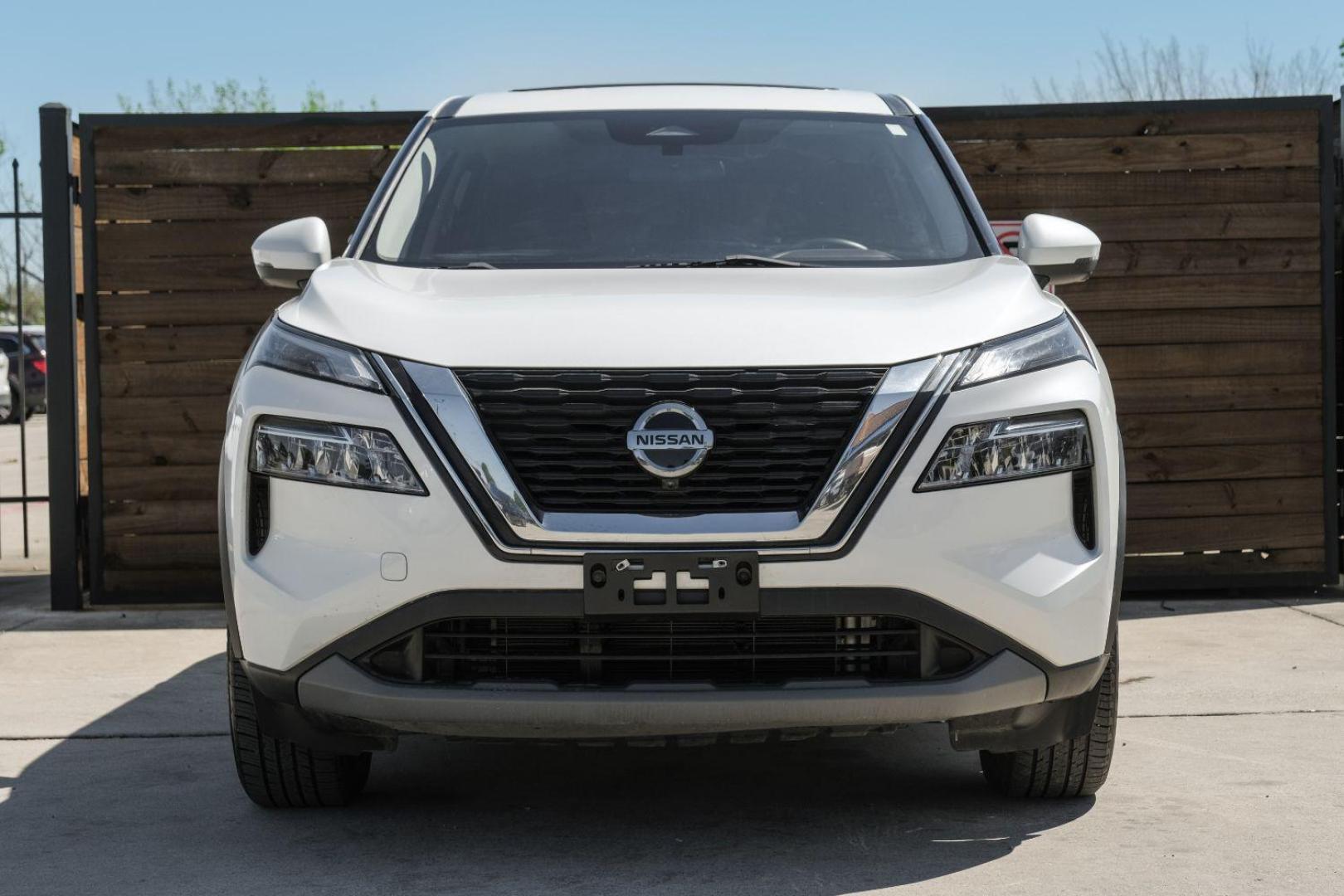 2021 WHITE Nissan Rogue SV (5N1AT3BA2MC) with an 2.5L L4 DOHC 16V engine, Continuously Variable Transmission transmission, located at 2401 E Main St., Grand Prairie, TX, 75050, (972) 262-4440, 32.748981, -96.969643 - Photo#5