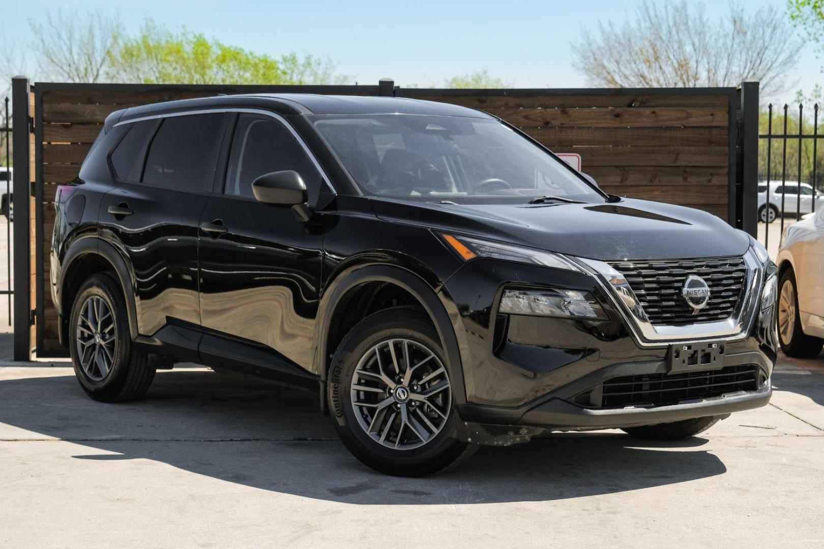 2021 black Nissan Rogue S (5N1AT3AA3MC) with an 2.5L L4 DOHC 16V engine, Continuously Variable Transmission transmission, located at 2401 E Main St., Grand Prairie, TX, 75050, (972) 262-4440, 32.748981, -96.969643 - Photo#5