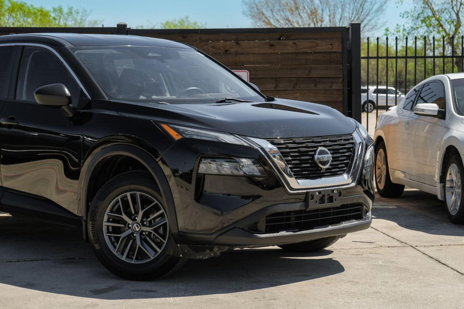 2021 black Nissan Rogue S (5N1AT3AA3MC) with an 2.5L L4 DOHC 16V engine, Continuously Variable Transmission transmission, located at 2401 E Main St., Grand Prairie, TX, 75050, (972) 262-4440, 32.748981, -96.969643 - Photo#7