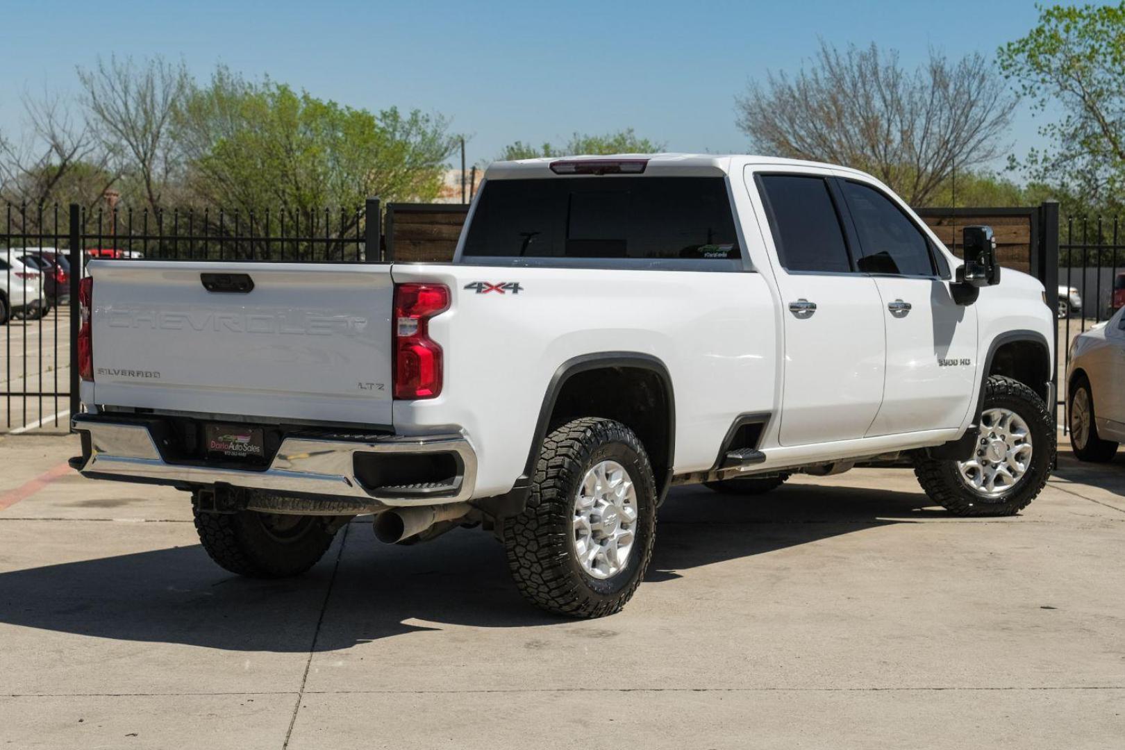 2020 White Chevrolet Silverado 3500HD LTZ Crew Cab 4WD (1GC4YUEY5LF) with an 6.6L V8 OHV 32V TURBO DIESEL engine, 6-Speed Automatic transmission, located at 2401 E Main St., Grand Prairie, TX, 75050, (972) 262-4440, 32.748981, -96.969643 - Photo#9